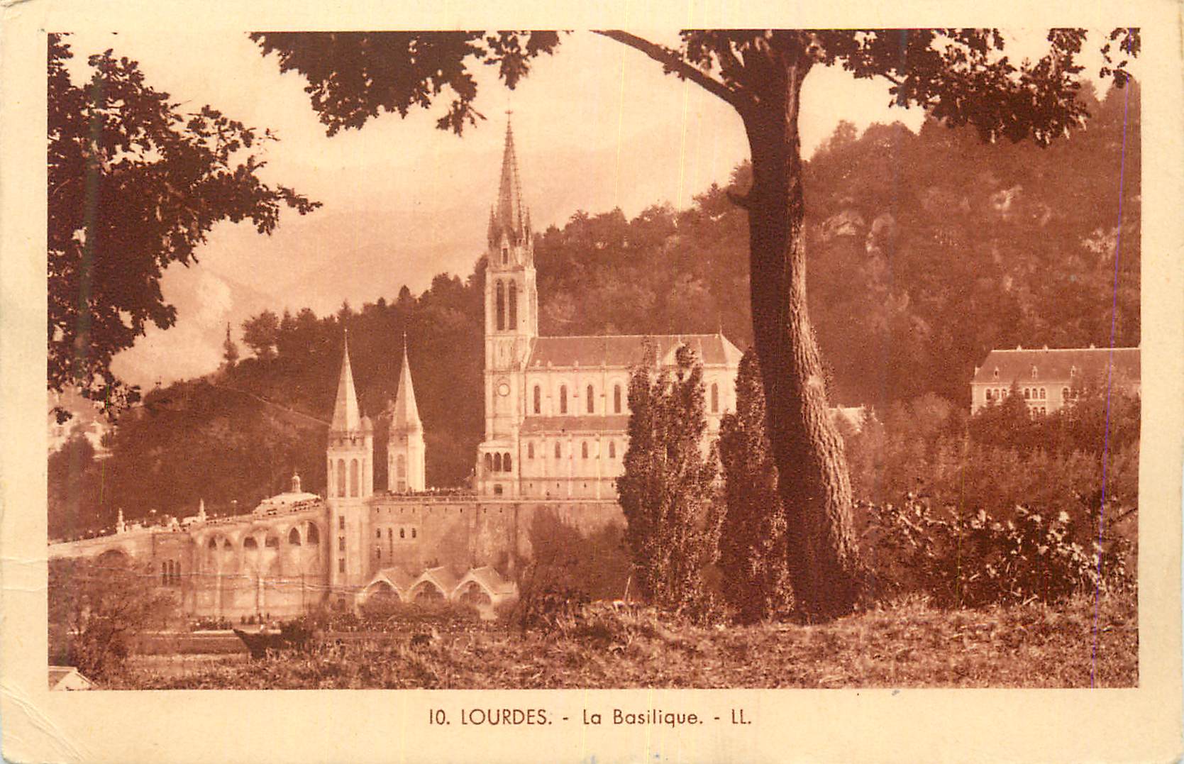 CPA Lourdes La Basilique
