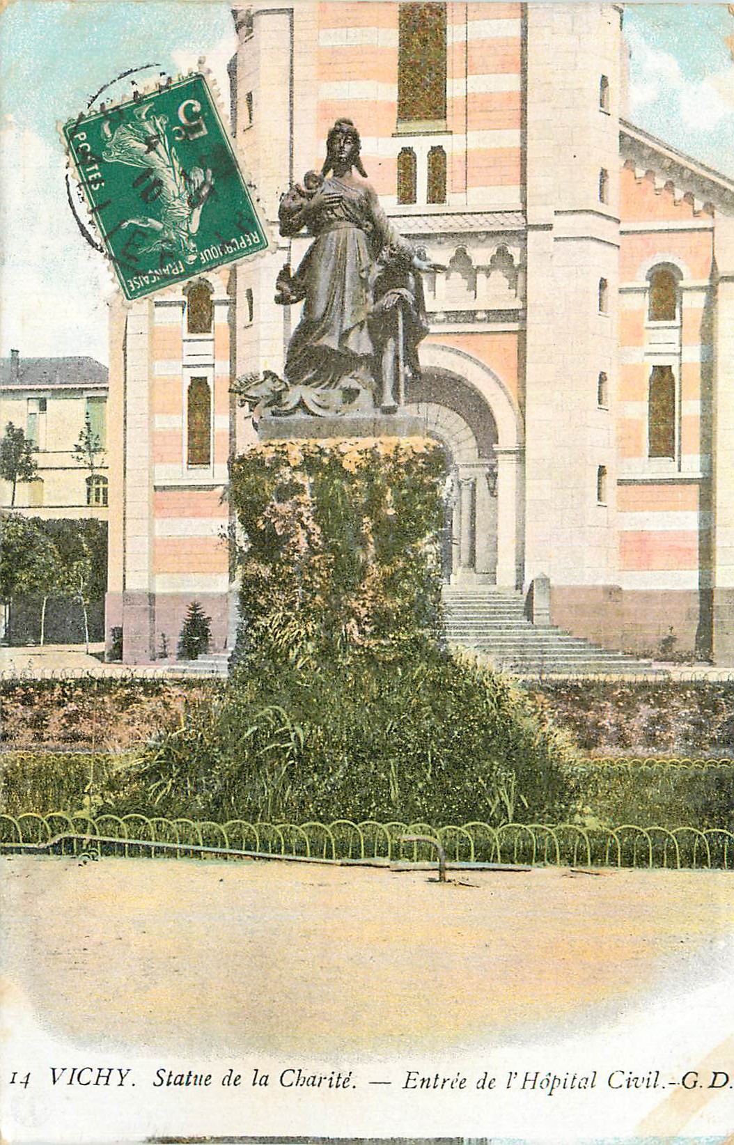 CPA Vichy Statue de la Charite Entree de l'Hopital Civil