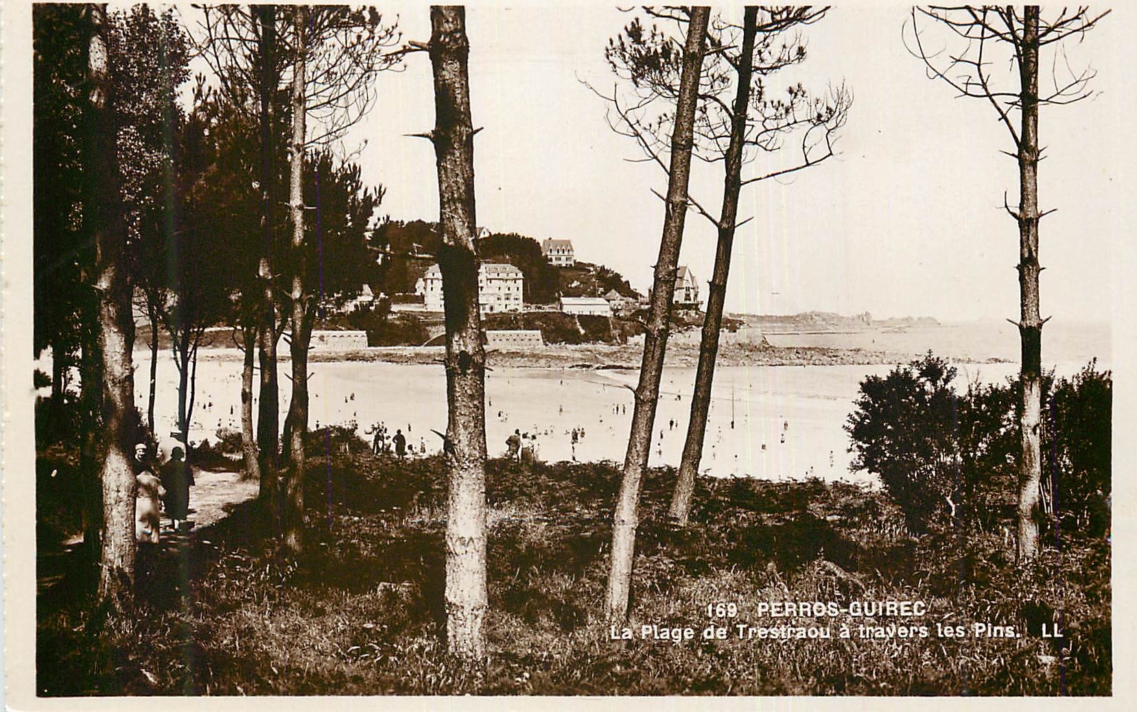 La Plage de Trestraou à travers les Pins — Perros-Guirec