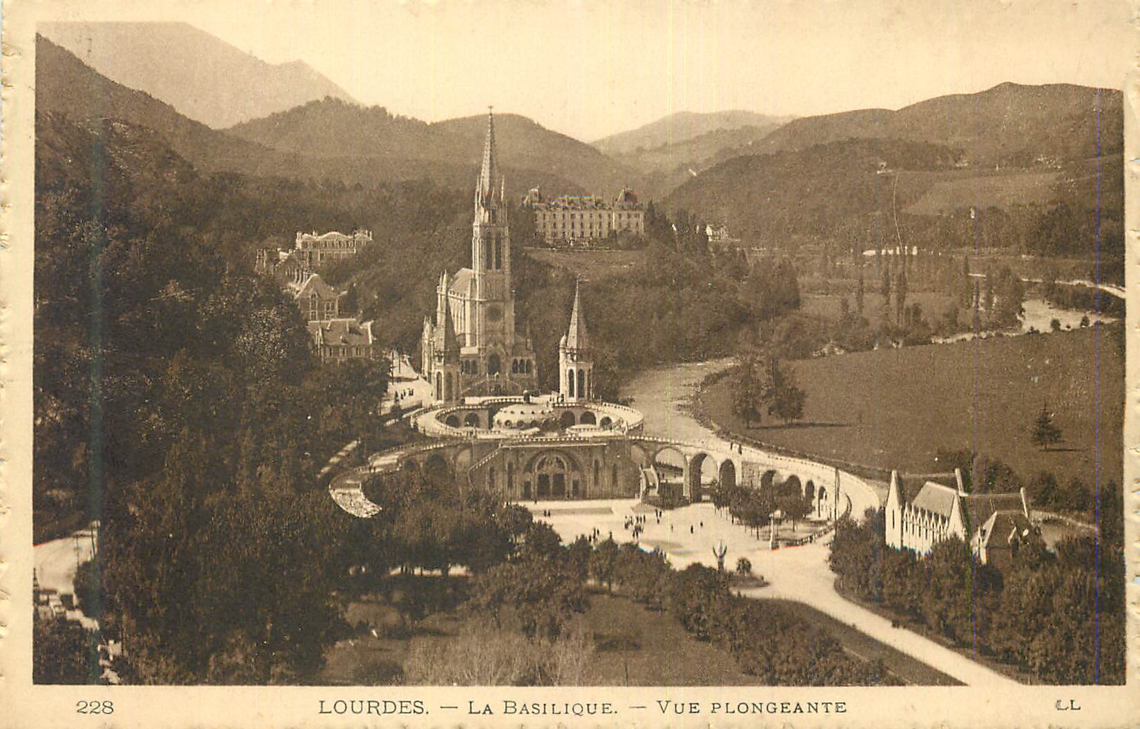 CPA Lourdes La Basilique Vue Plangeante