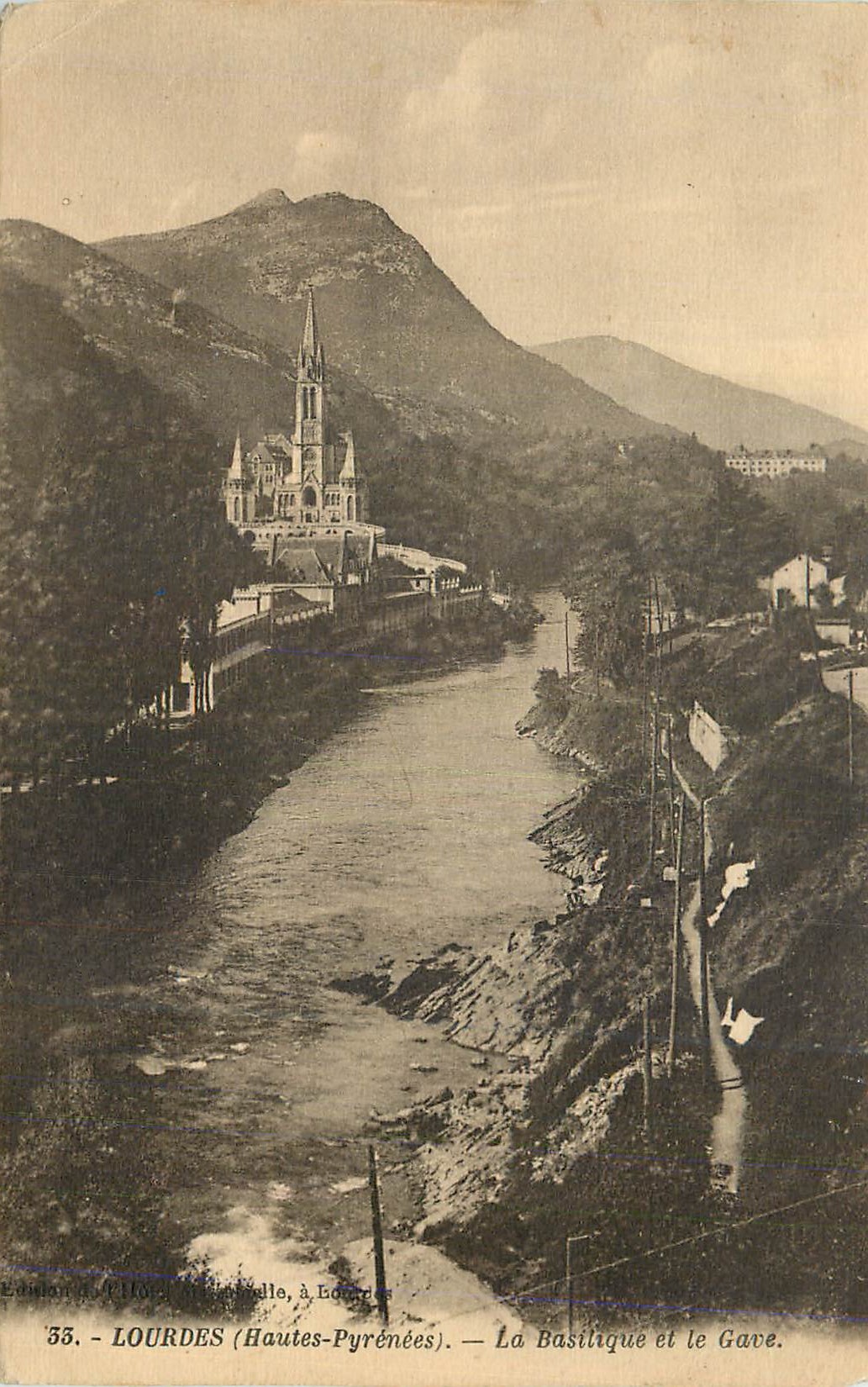 CPA Lourdes (Hautes Pyrenees) La Basilique et le Gave