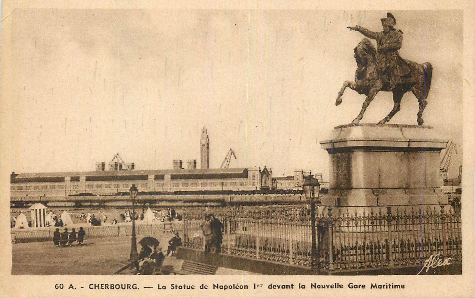 CPA Cherbourg La Statue de Napoleon Ier devant la Nouvelle Gare Maritime