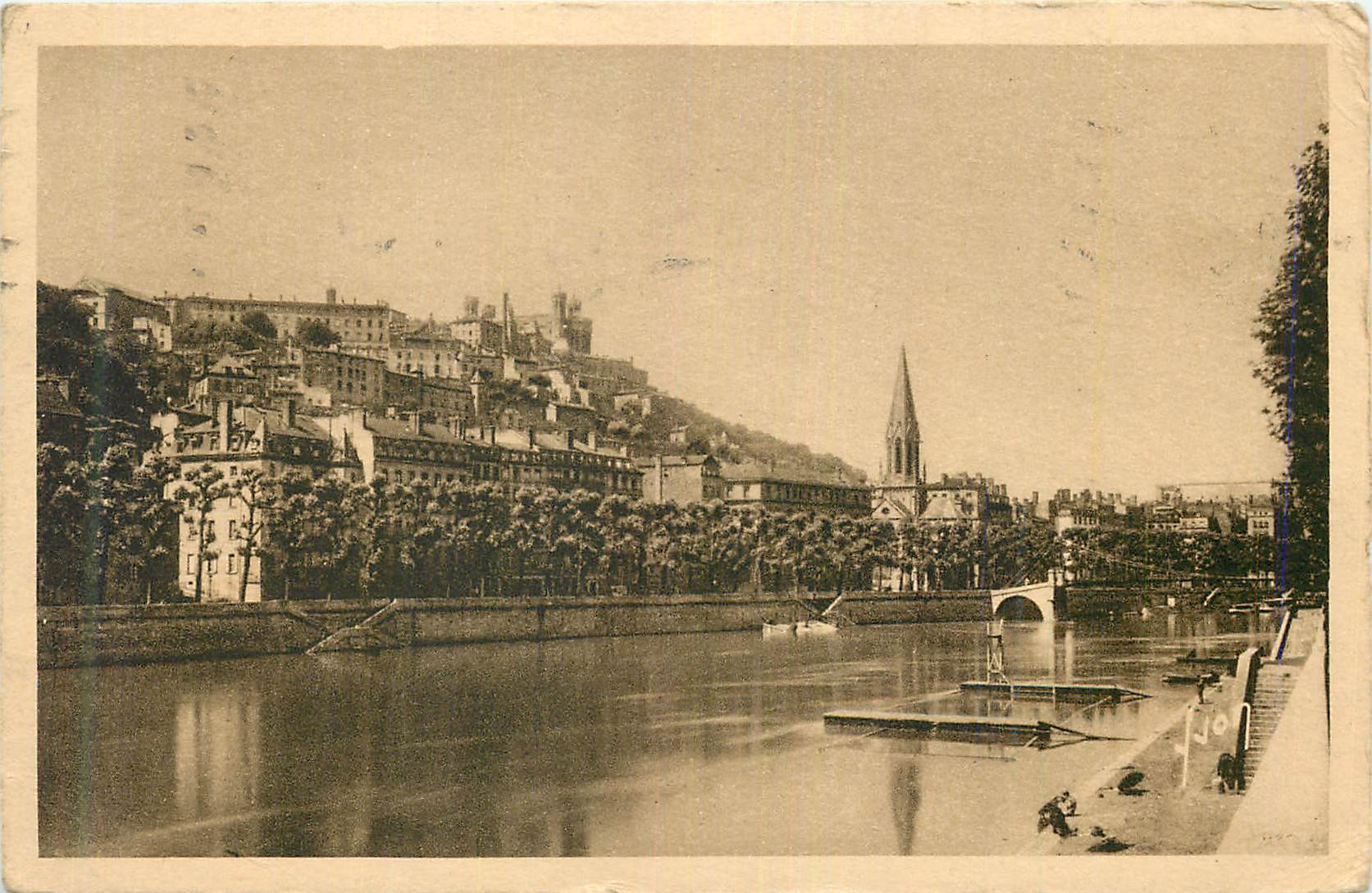 Vue de la ville — rivière et église — éditeur non visible