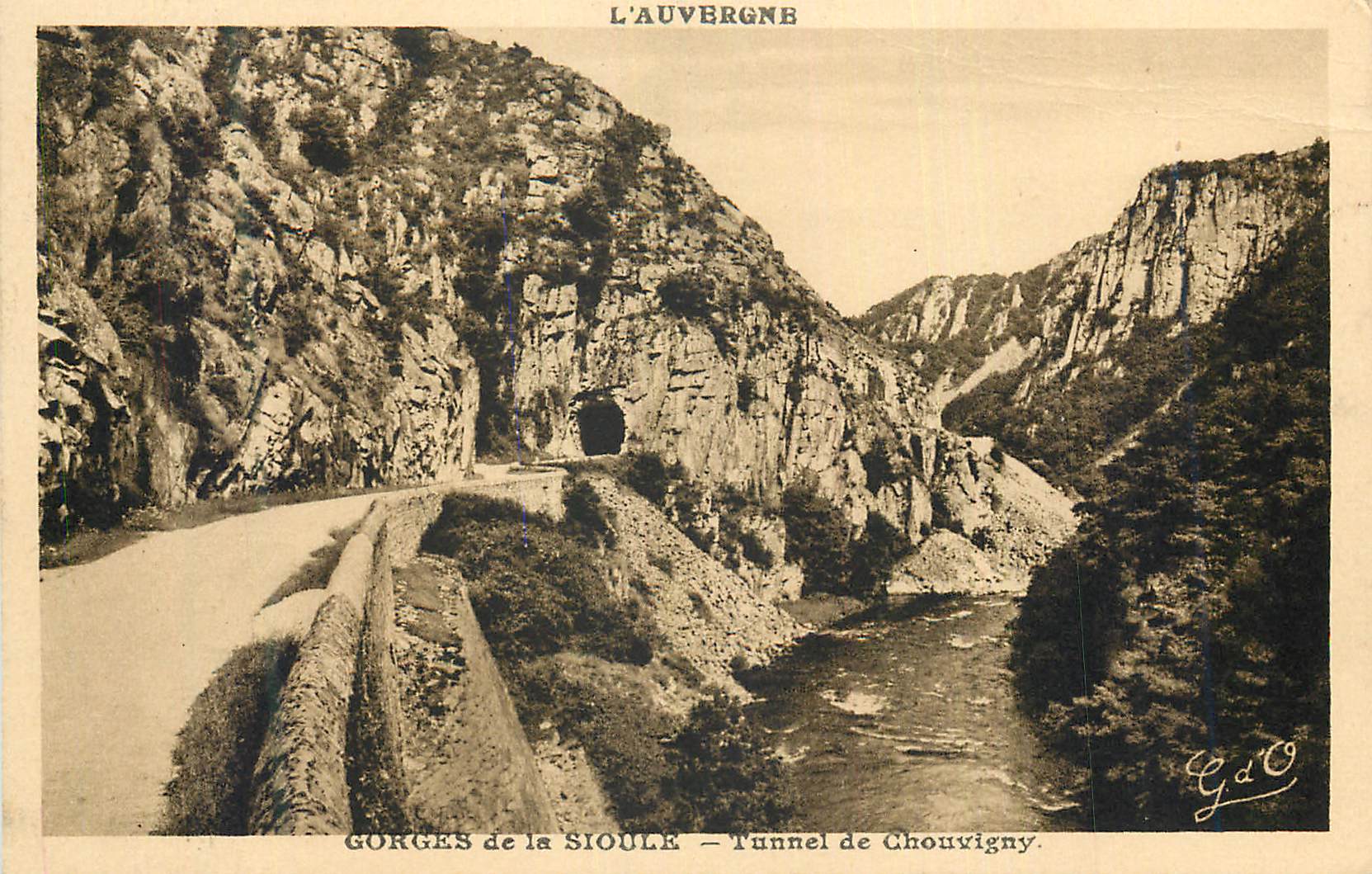 CPA L'Auvergne Gorges de la Sioule Tunnel de Chouvigny