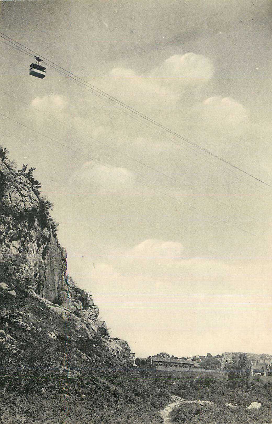 CPA Lourdes Teleferique du Beout Le Wagonnet s'eleve au dessus du rocher a pic se dirigeant vers le sommet du Beout ou s