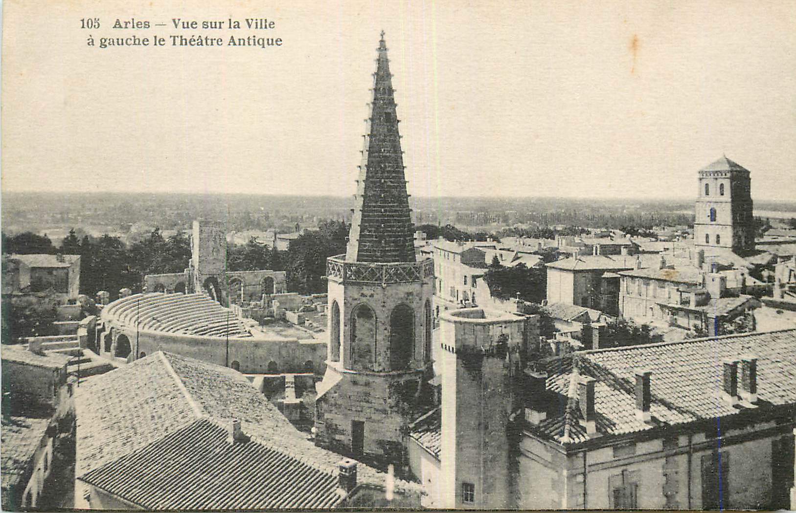 CPA Arles Vue sur la Ville a gauche le Theatre Antique