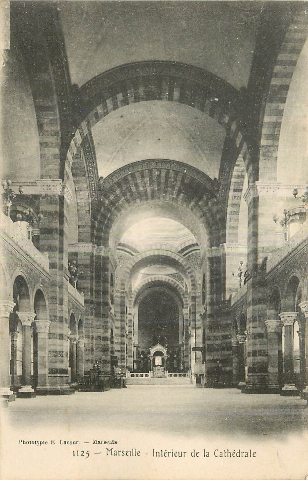 CPA Marseille Interieur de la Cathedrale