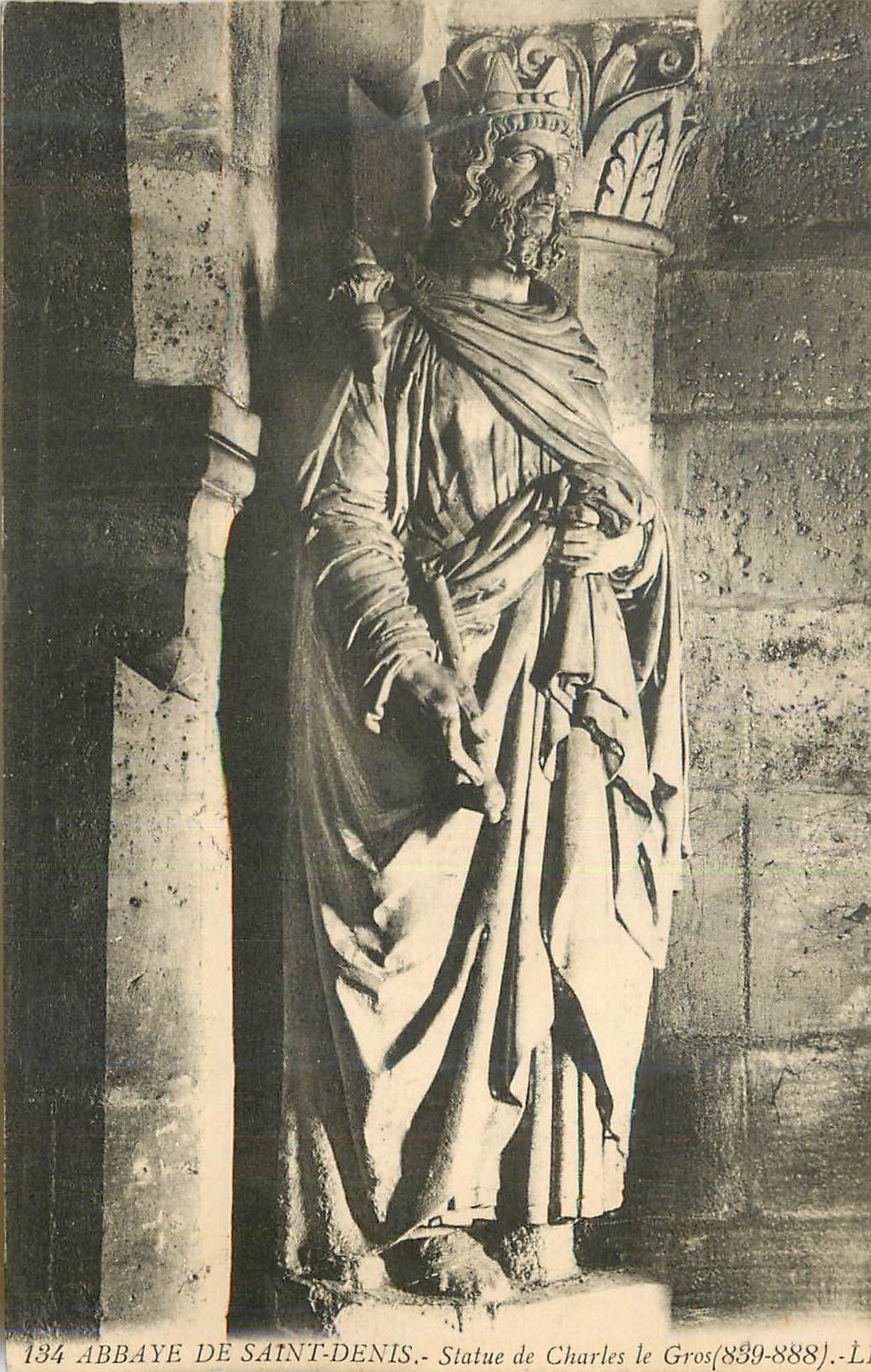 CPA Abbaye de Saint Denis Statue de Charles le Gros (839 888)