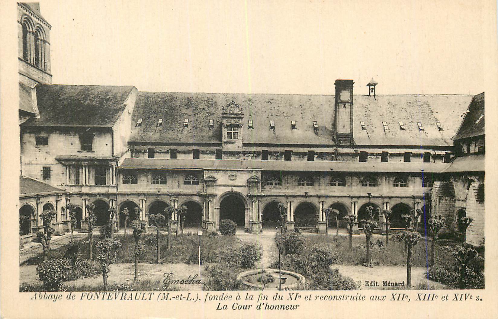CPA Abbaye de Fontervrault (M et L) Fondee a la fin du XIe et reconstruite aux XIIe XIII et XIV s La Cour d'honneur