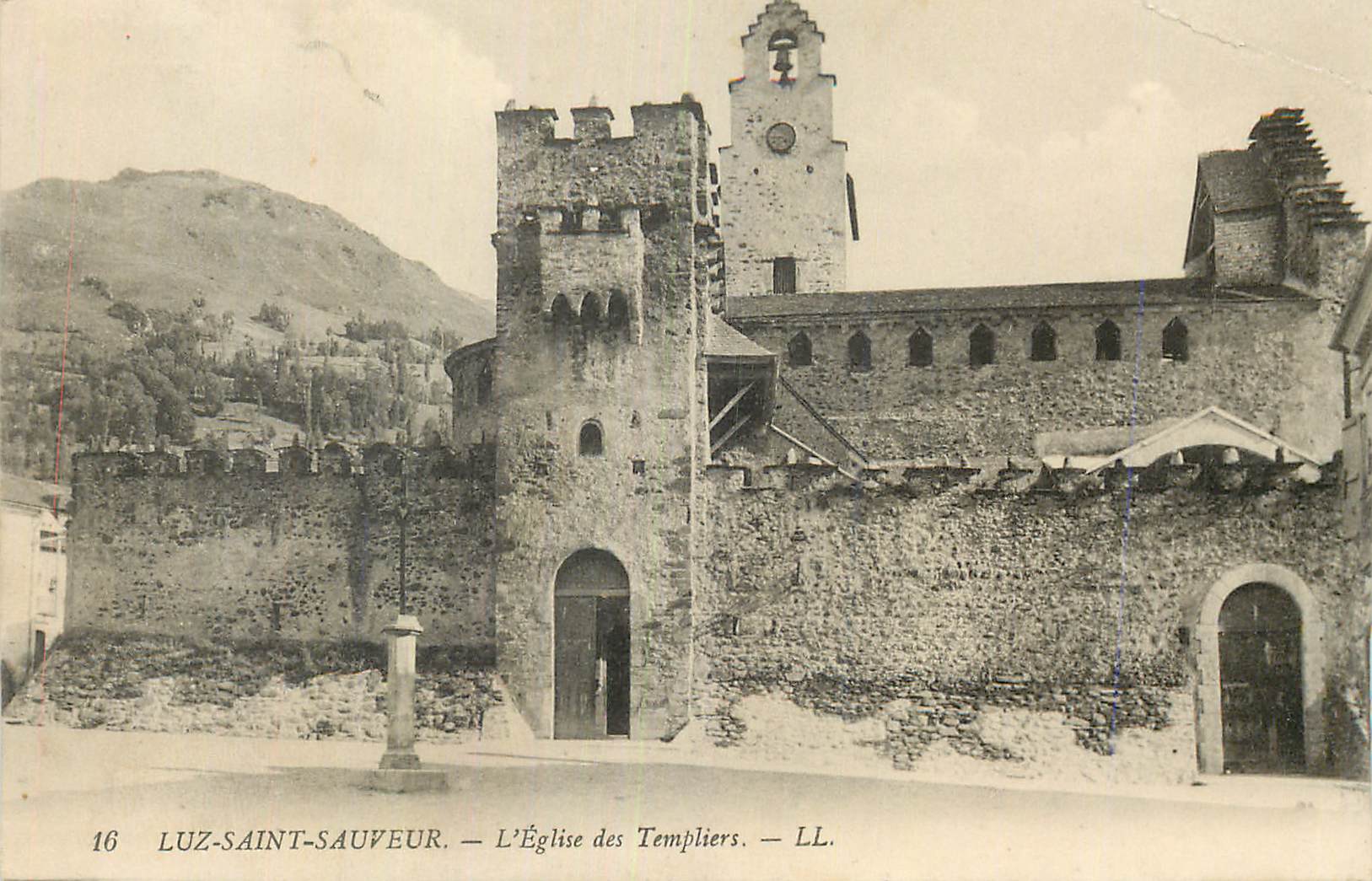 CPA Luz Saint Sauveur L'Eglise des Templiers