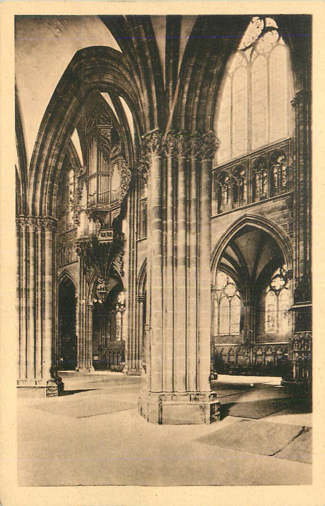 Intérieur de la cathédrale — vue des voûtes et des colonnes — éditeur non identifié