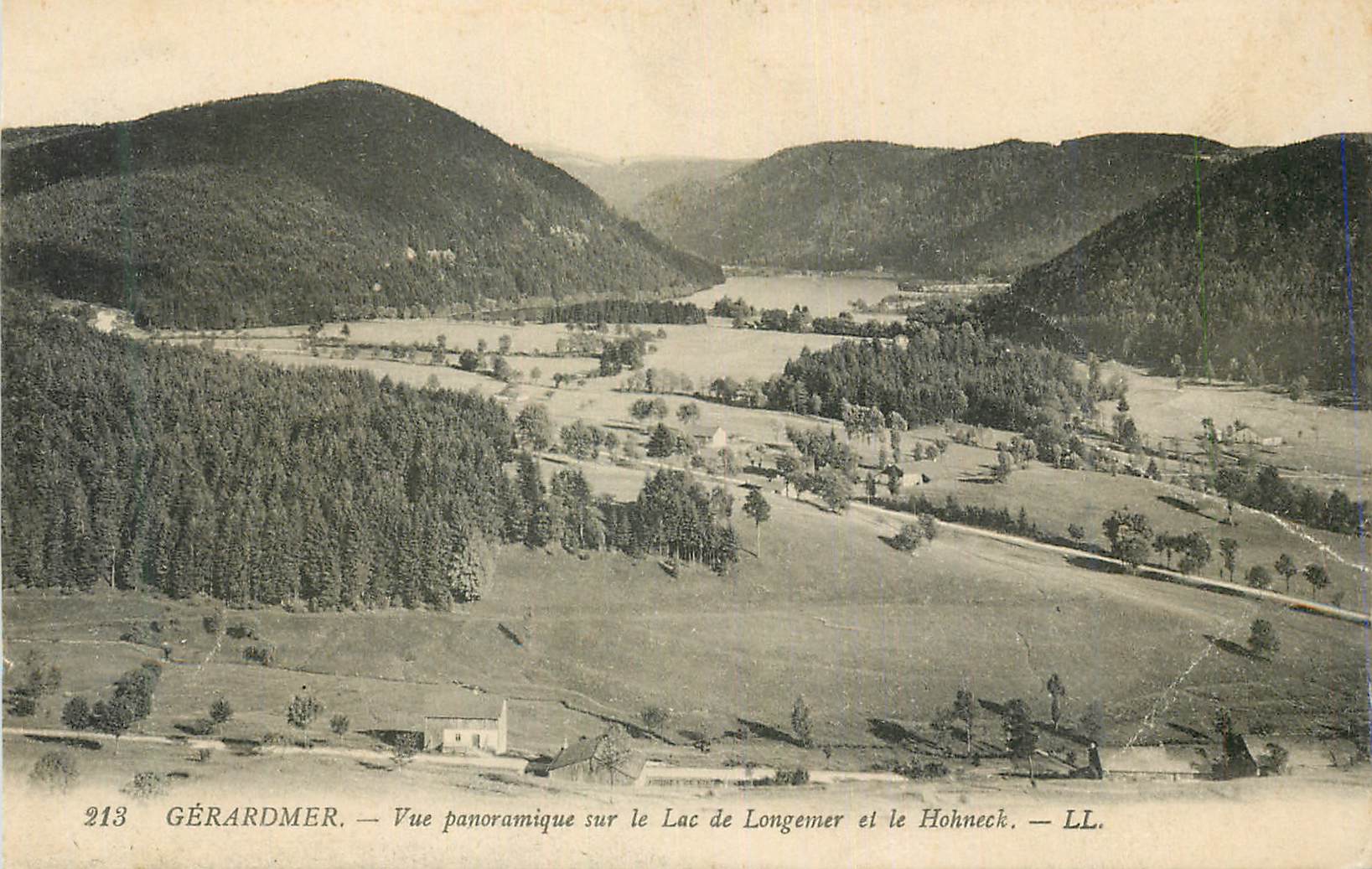 CPA Gerardemer Vue panoramique sur le Lac de Longemer et le Hoimeck