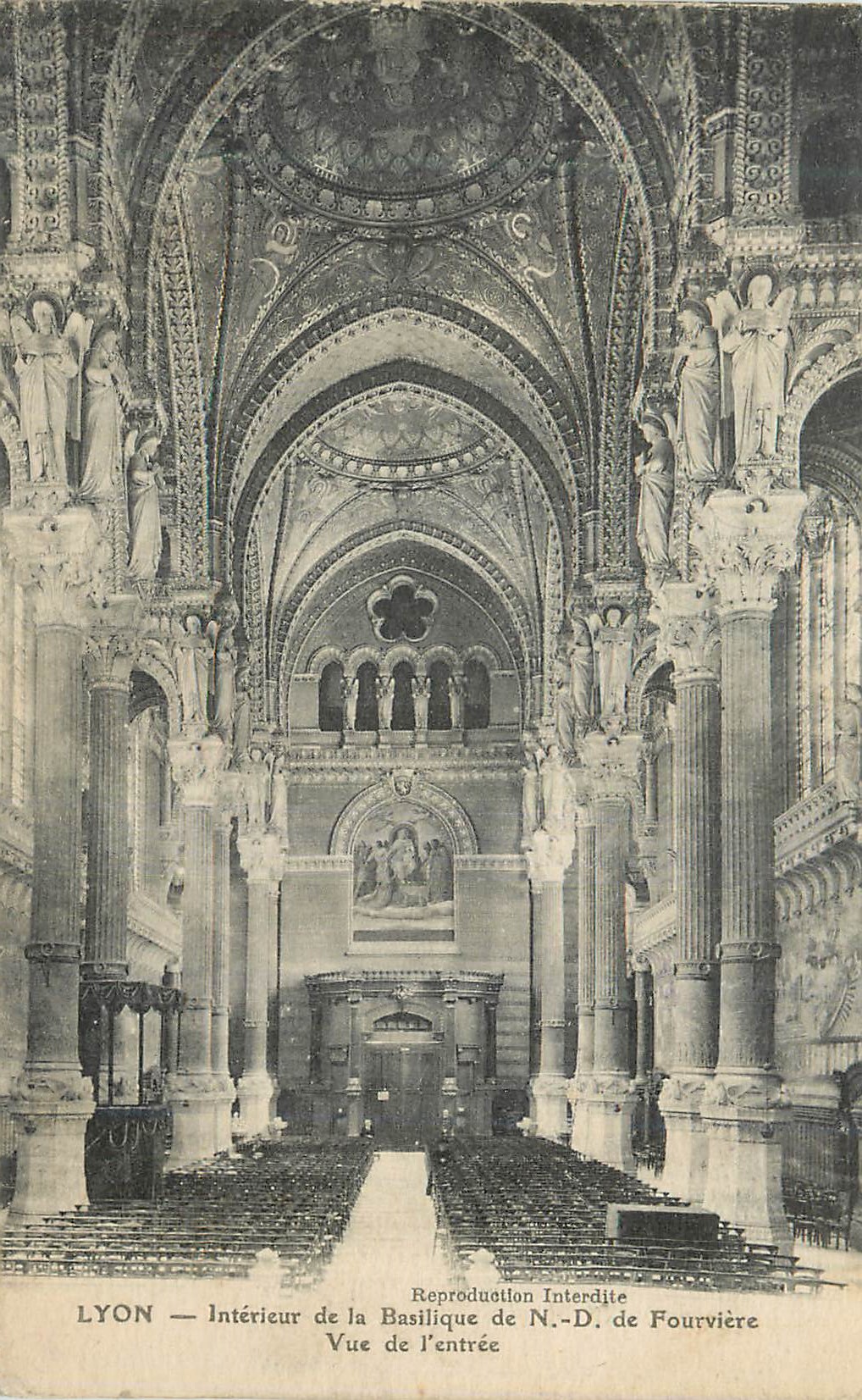 CPA Lyon Interieur de la Basilique de N D de Fourviere Vue de l'entree