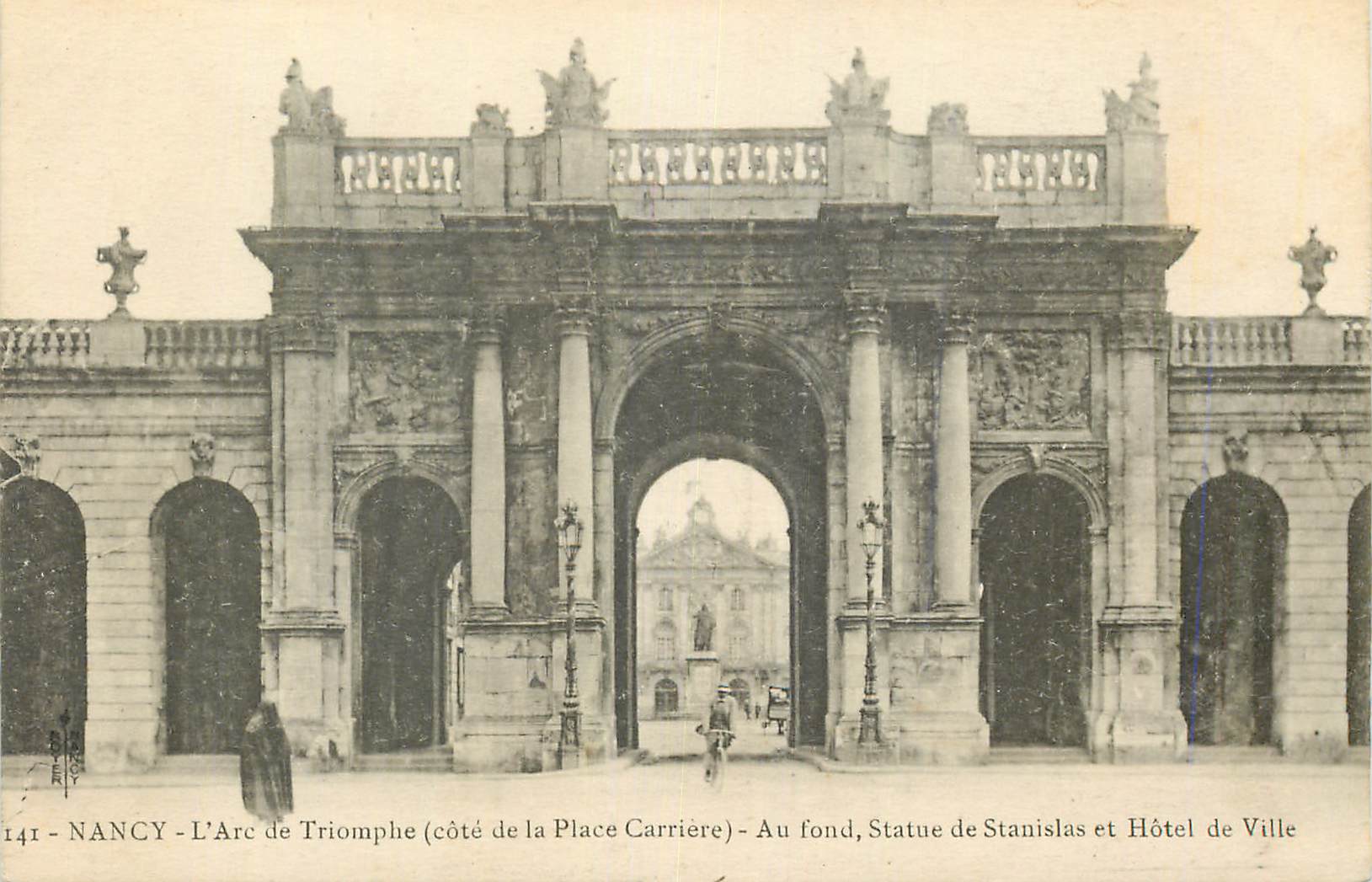 NANCY - L'Arc de Triomphe (côté de la Place Carrière) - Au fond, Statue de Stanislas et Hôtel de Ville