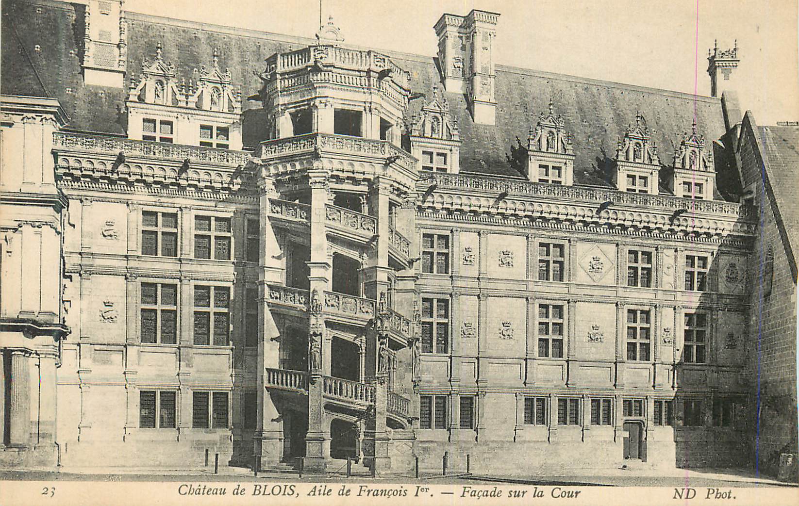 CPA Chateau de Blois Aile de Francois 1er Facade sur la Cour