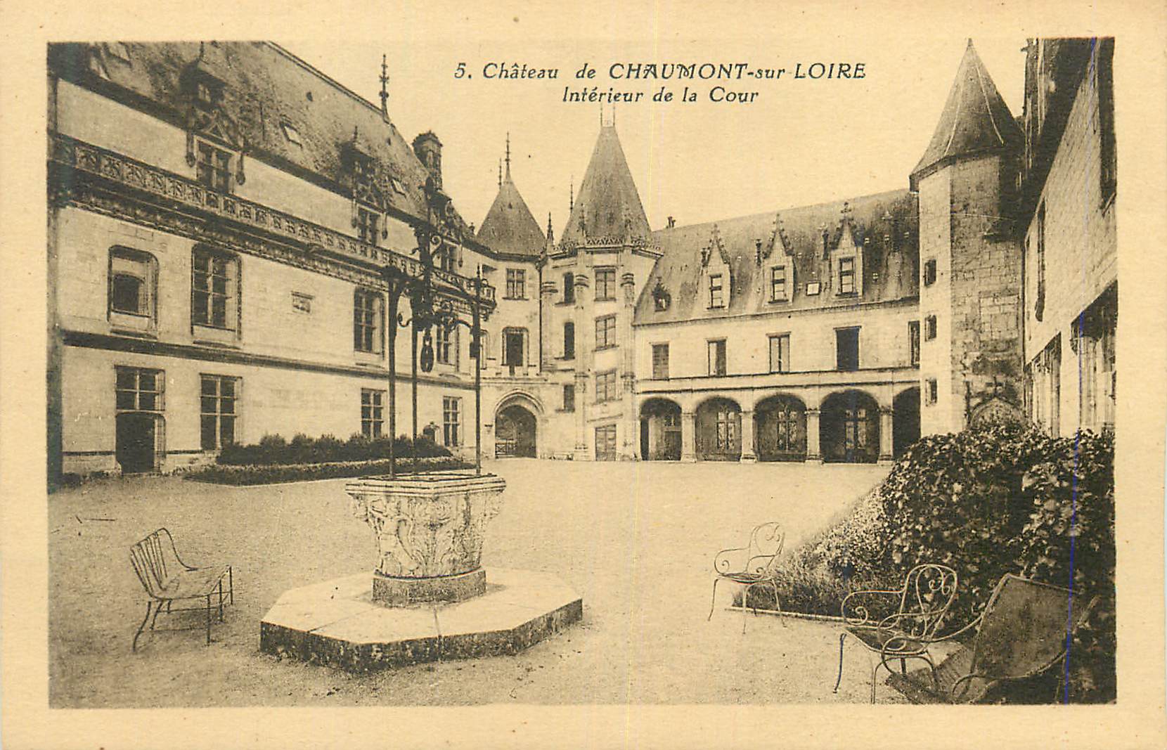 CPA Chateau de Chaumont sur Loire Interieur de la Cour