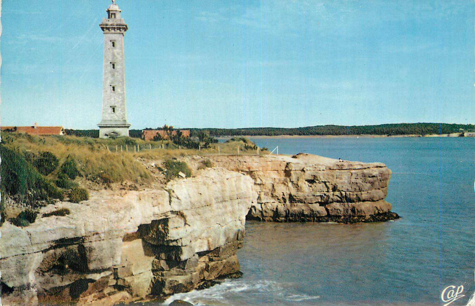 CPM St Georges de Didonne Les Rochers et le Phare