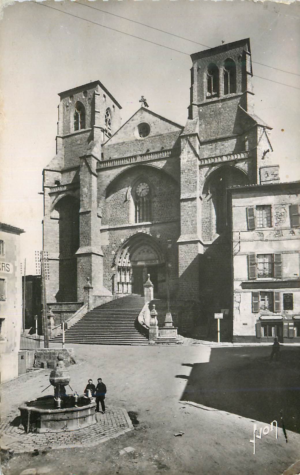 Cathédrale Saint-Pierre de Lyon — vue de la façade et de la place — éditeur Lyon, n° 107