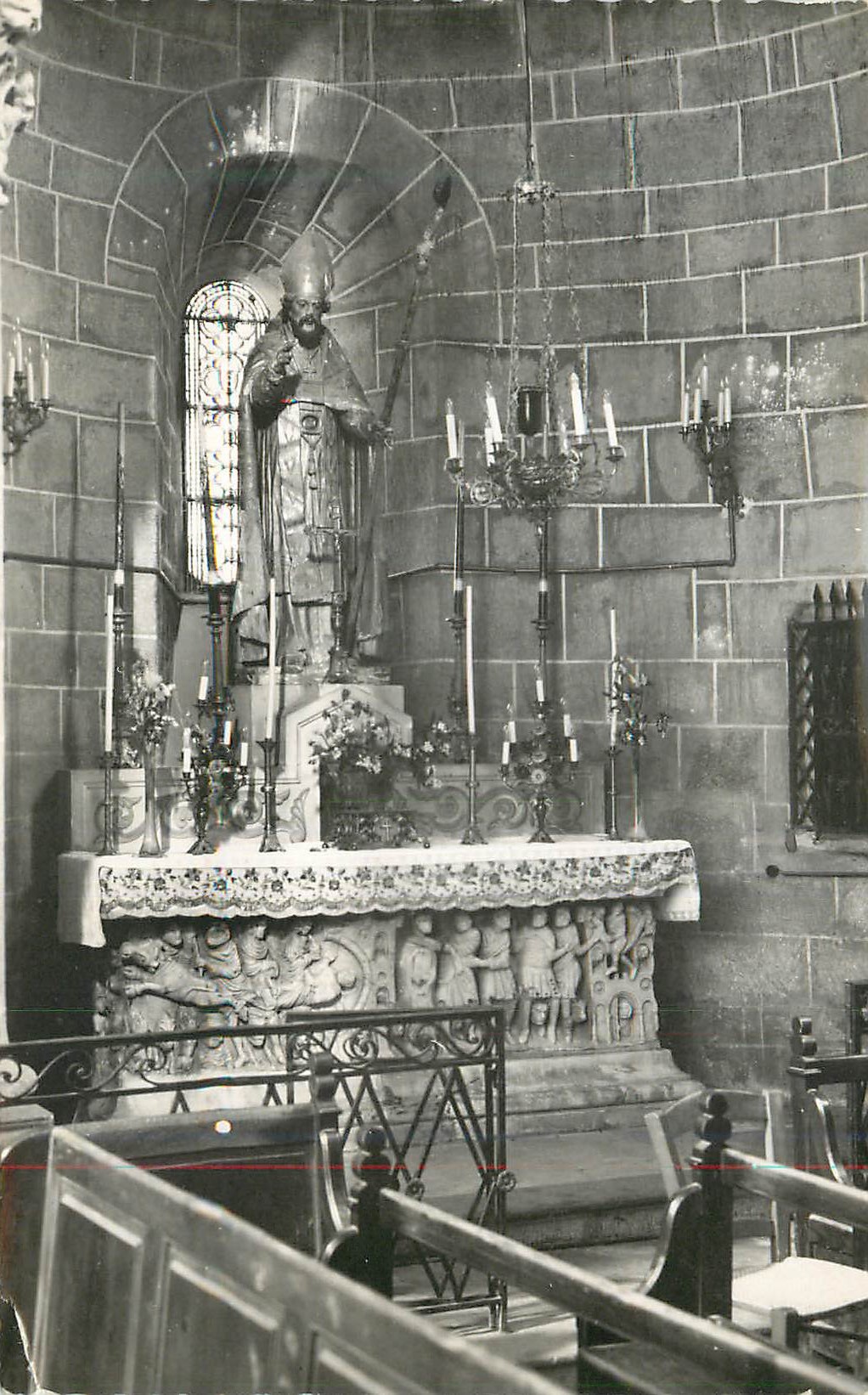 Intérieur d'une église — autel avec statue de saint — éditeur non visible