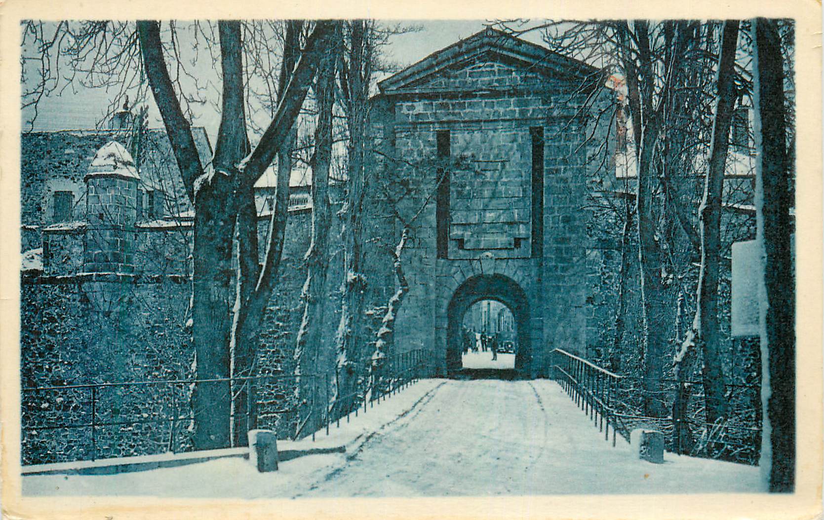 CPA Entree de Mont Louis Porte de France
