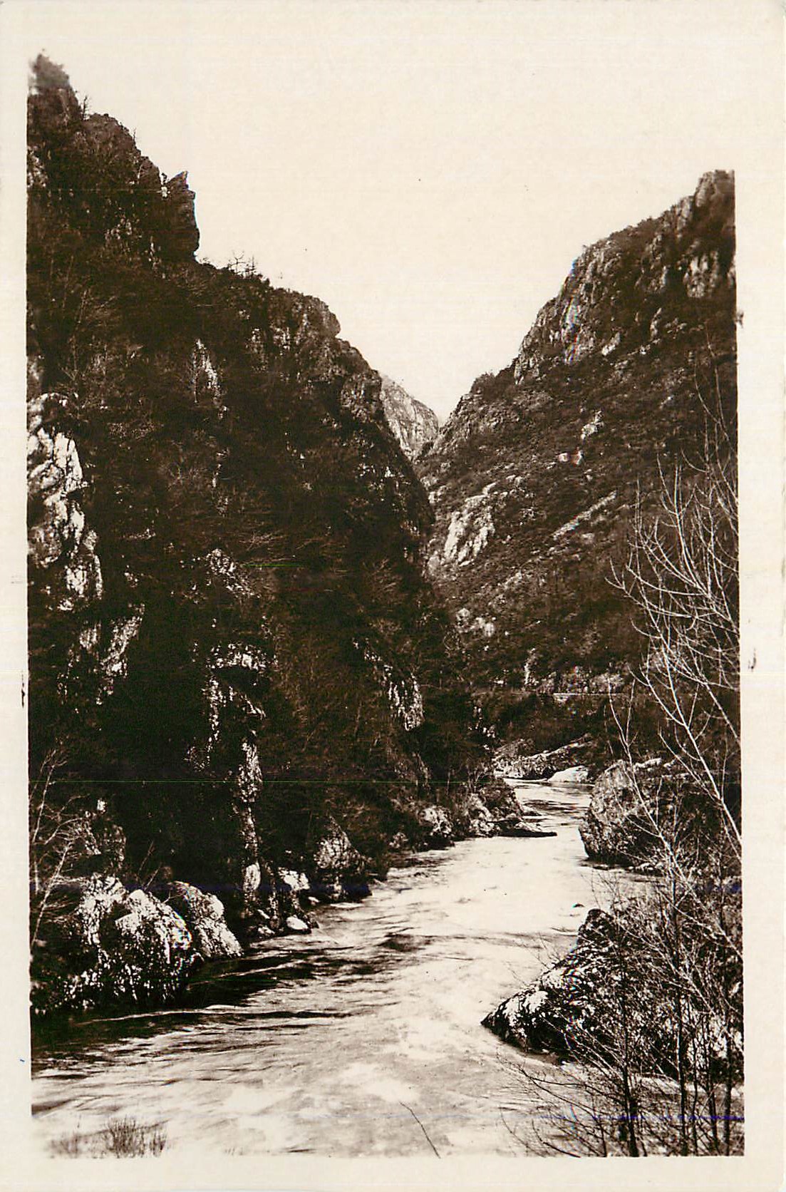 CPM Aveyron Gorges du Lot sur la route d'Estaing a Entraygues