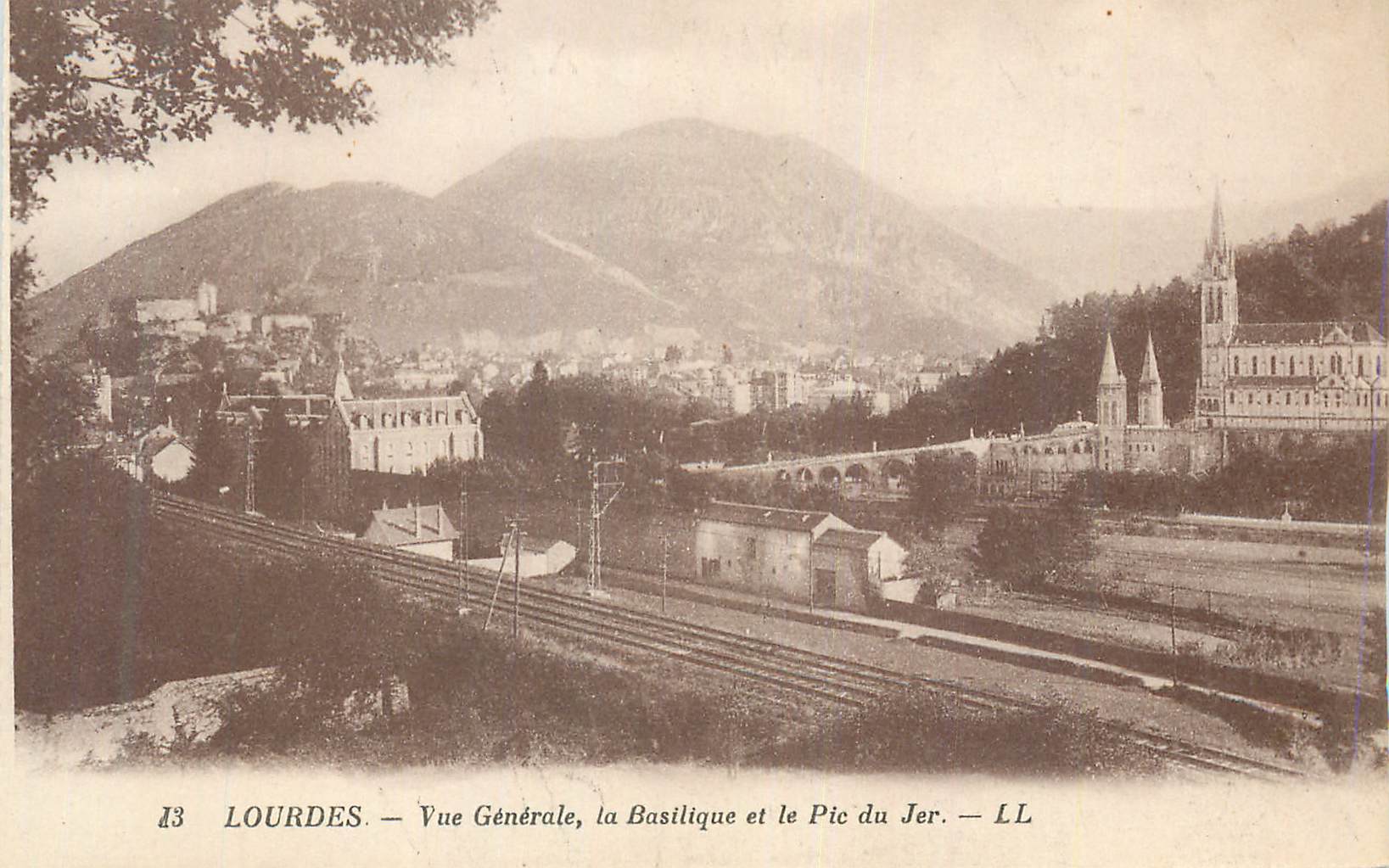 CPA Lourdes Vue Generale la Basilique et le Pic du Jer