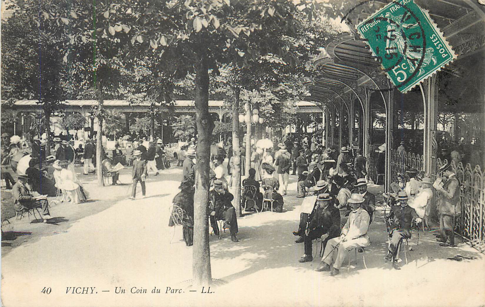 CPA Vichy Un Coin du Parc
