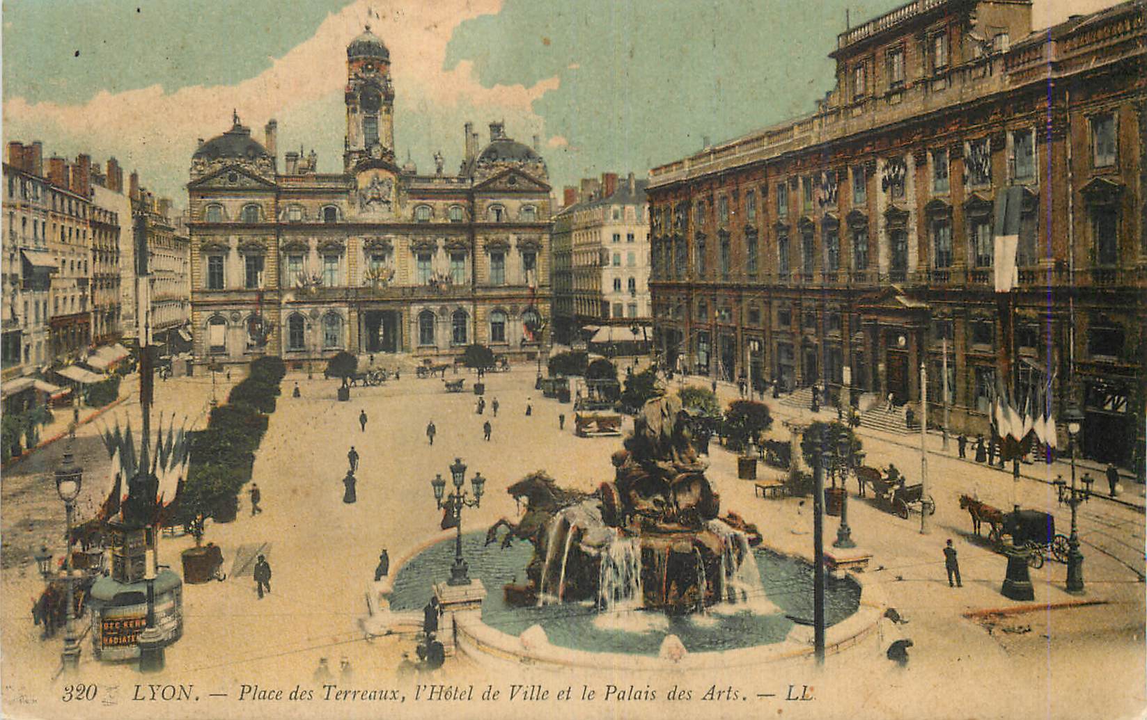 LYON — Place des Terreaux, l'Hôtel de Ville et le Palais des Arts — LL