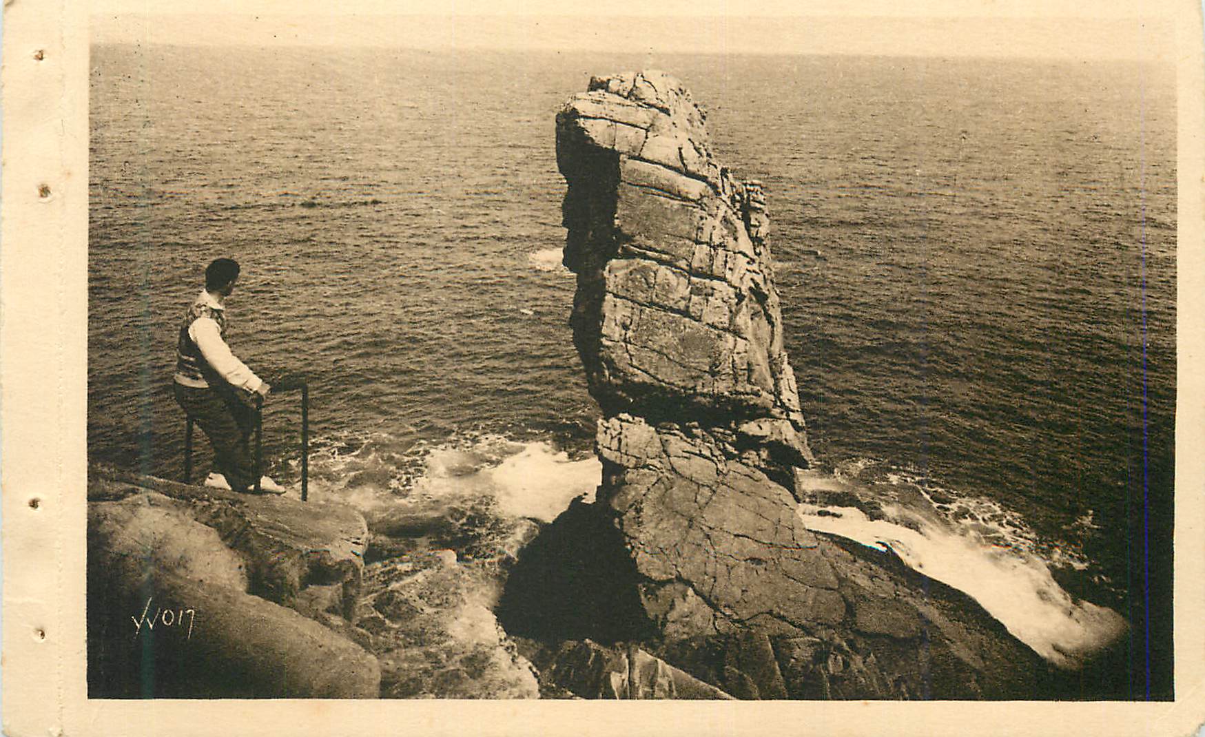 CPA Bretagne La Douce France Cote Sauvage Pointe du Raz (Finistere) Baie des Trepasses Le Menhir