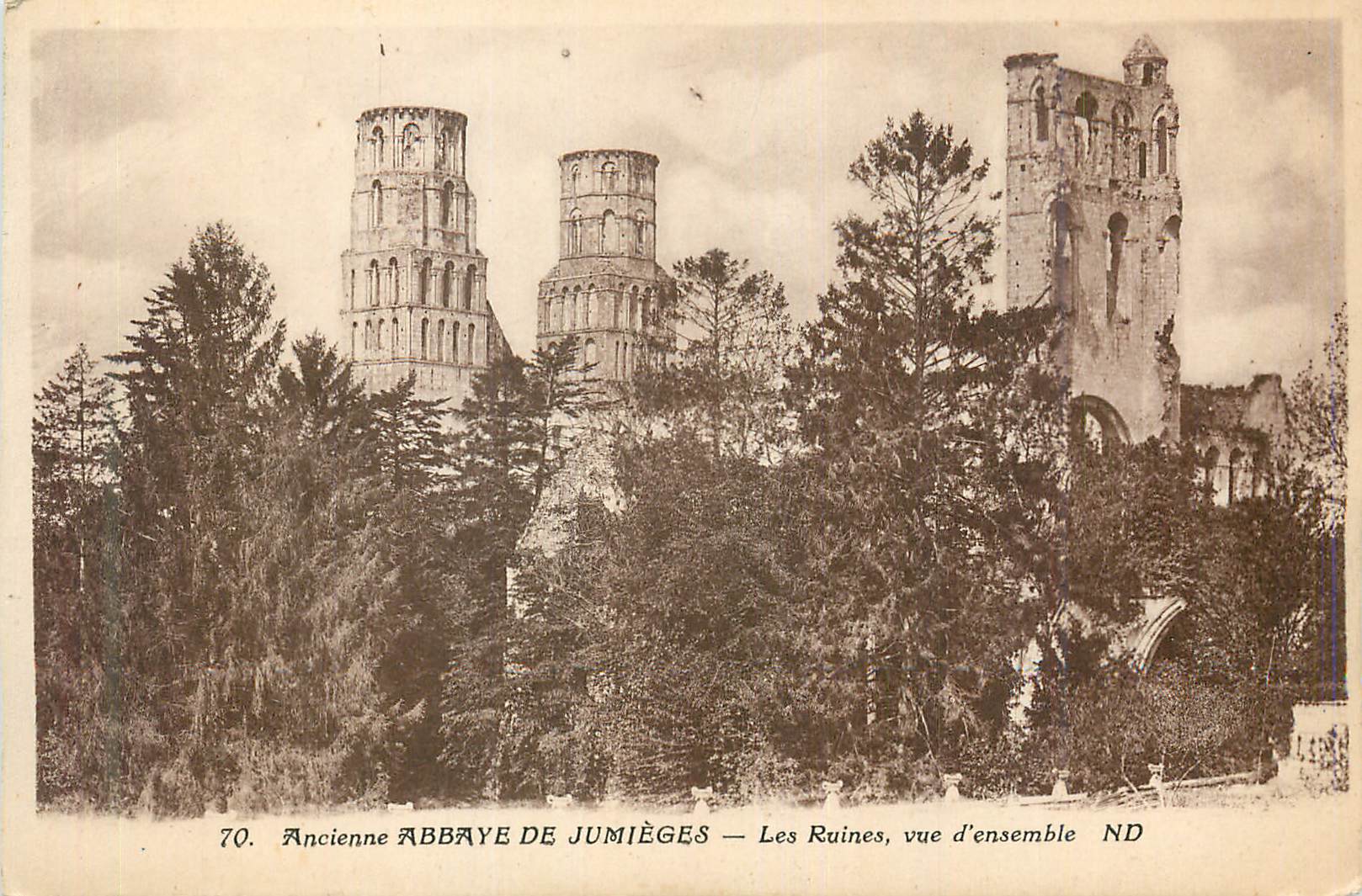 CPA Ancienne Abbaye de Jumieges Les Ruines vue d'ensemble