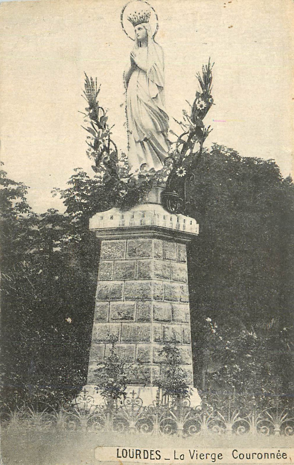 CPA Lourdes La Vierge Couronnee