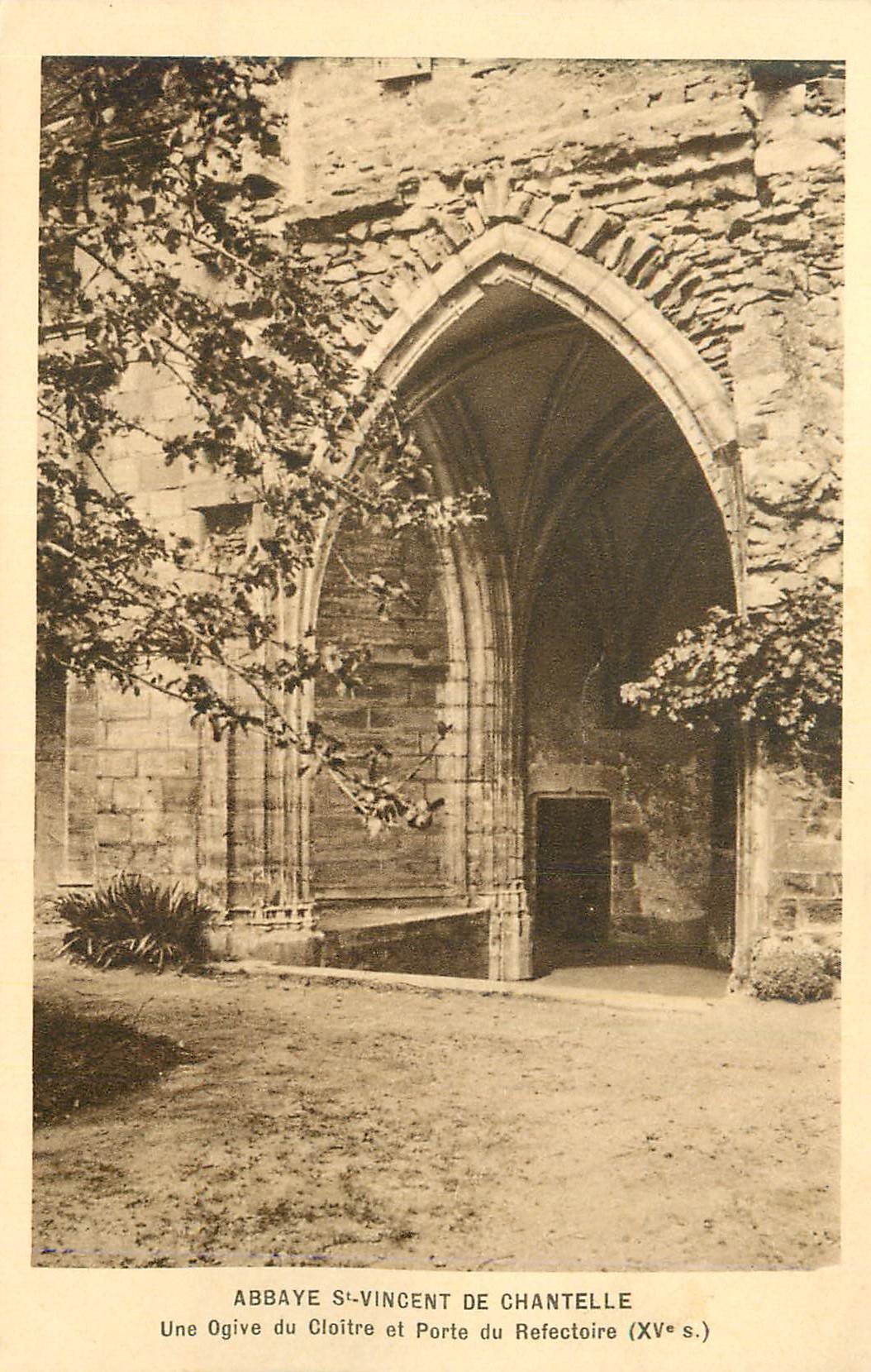 Abbaye Saint-Vincent de Chantelle — Une ogive du cloître et porte du réfectoire (XVe s.)