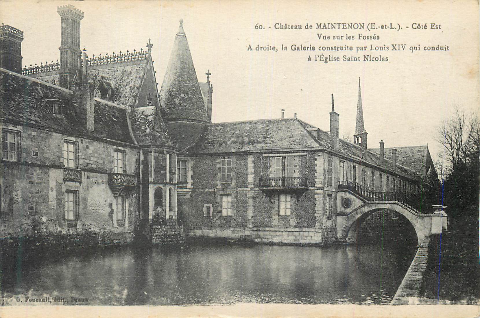 CPA Chateau de Maintenon (E et L) Cote Est Vue sur les Fosses A droite la Galerie construite par Louis XIV qui conduit a