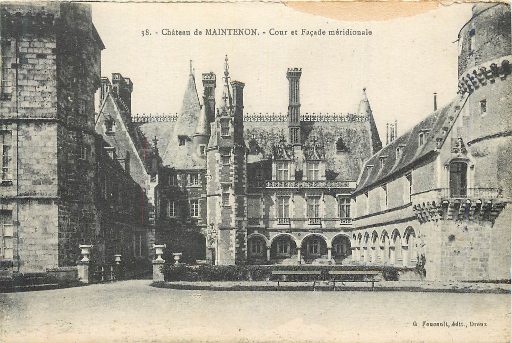 CPA Chateau de Maintenon Cour et Facade meridionale