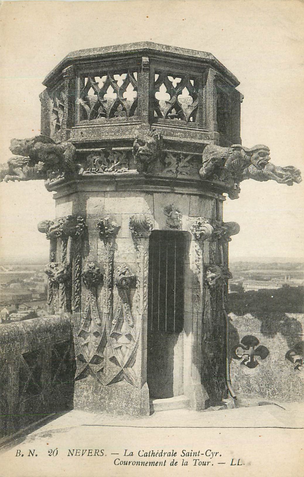 CPA Nevers La Cathedrale Saint Cyr Couronnement de la Tour