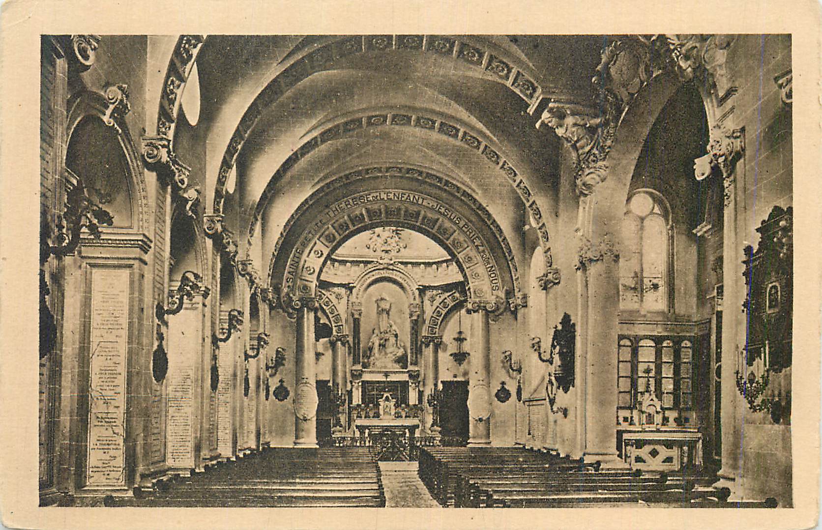 Intérieur de la chapelle Sainte-Rose de l'Enfant-Jésus — éditeur non identifié, n° de série non visible