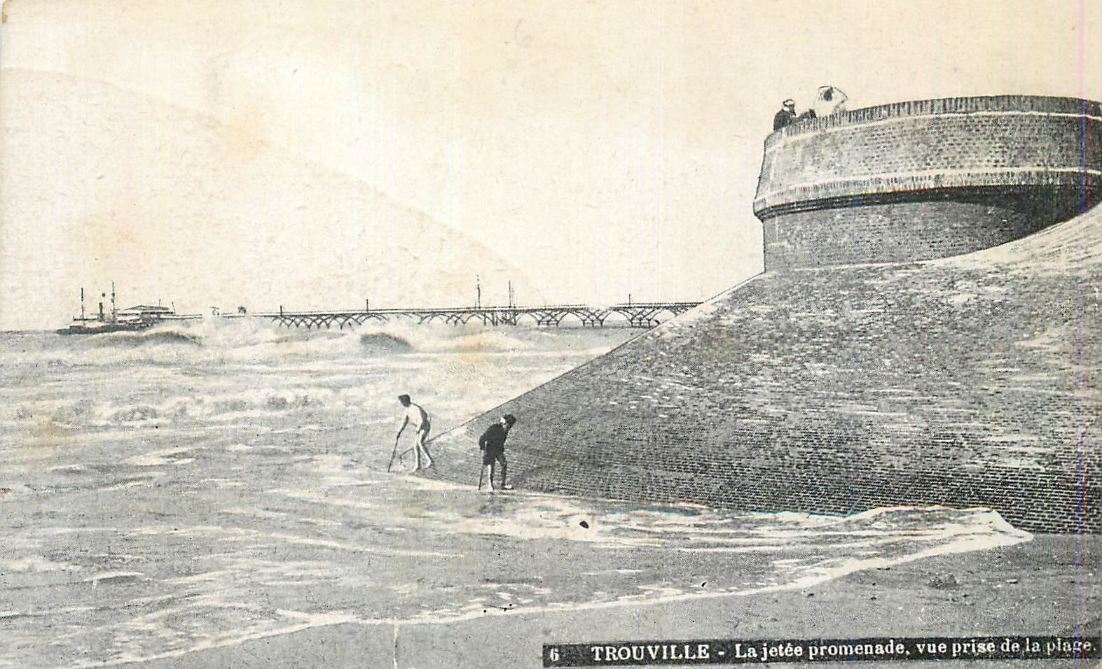 Trouville - La jetée promenade, vue prise de la plage