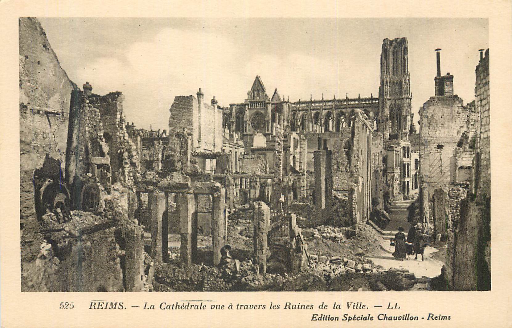 CPA Reims La Cathedrale vue a travers les Ruines de la Ville