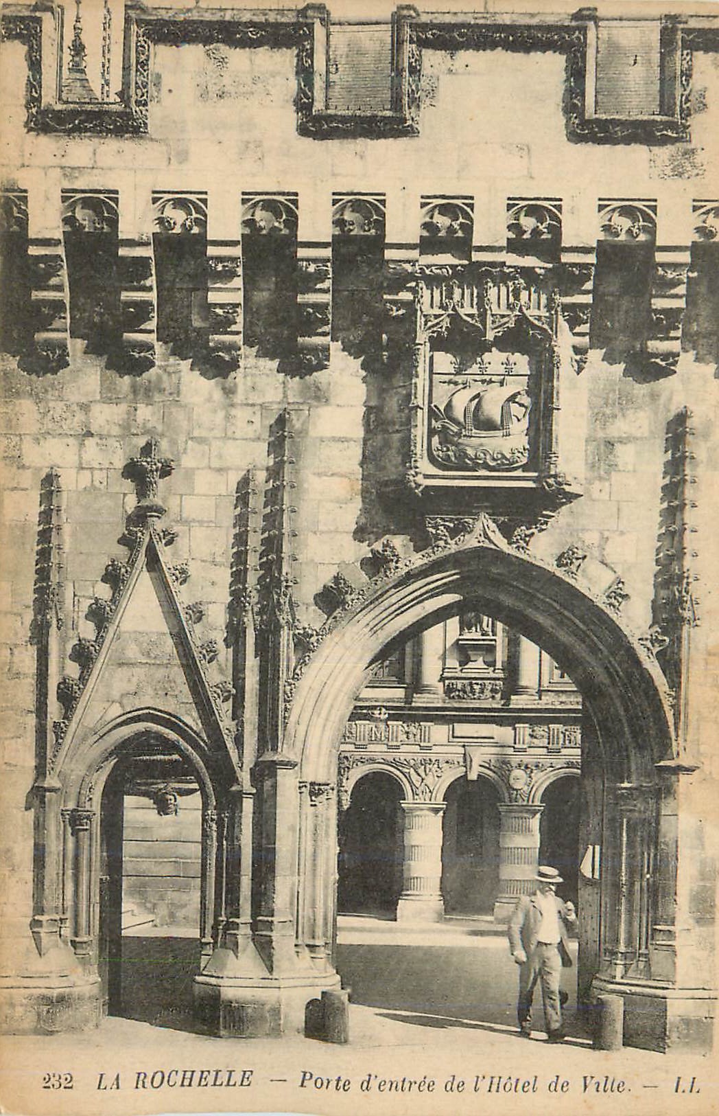 CPA La Rochelle Porte d'entree de l'Hotel de Ville