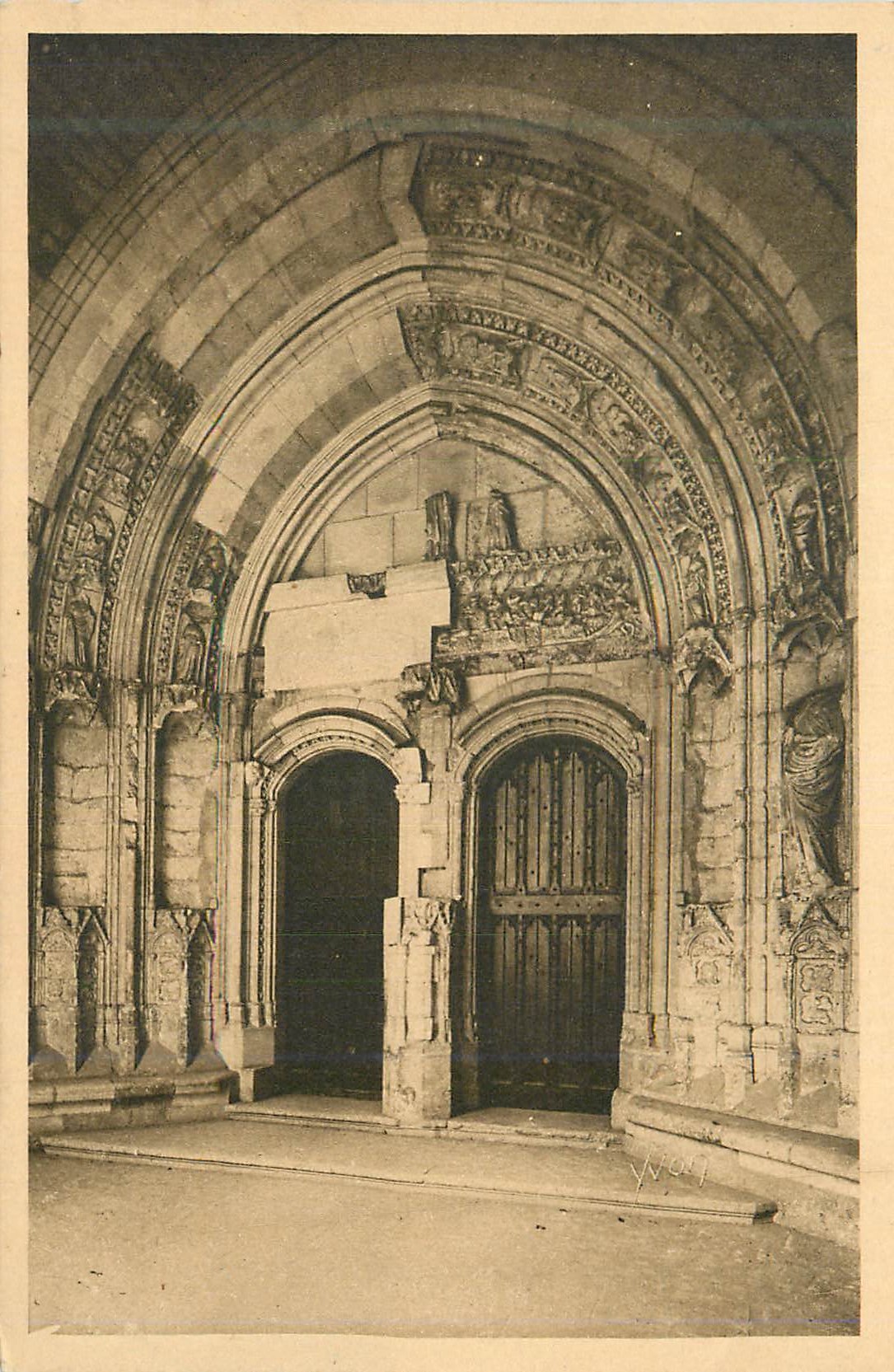 CPA Avignon (Vauclcuse) Palais des Papes Porte de la Grande Chapelle construite sous le Pontificat de Clement VI au XVe 