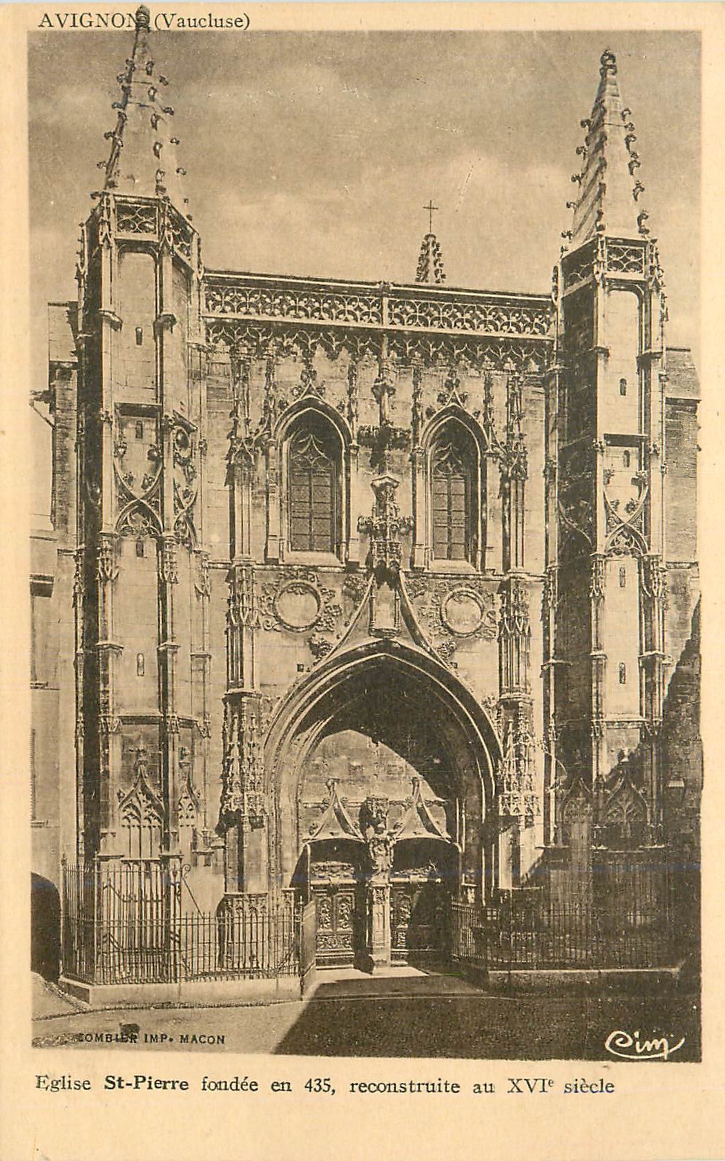CPA Eglise St Pierre fondee en 435 reconstruite au XVIe siecle