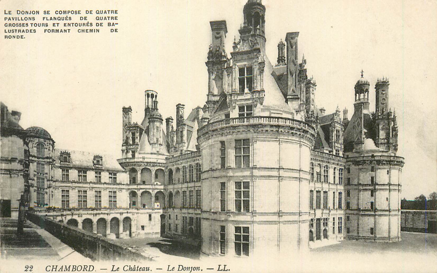 CPA Chambord Le Chateau Le Donjon se compose de quatre pavillons flanques de quatre grosses tours et entoures de balustr