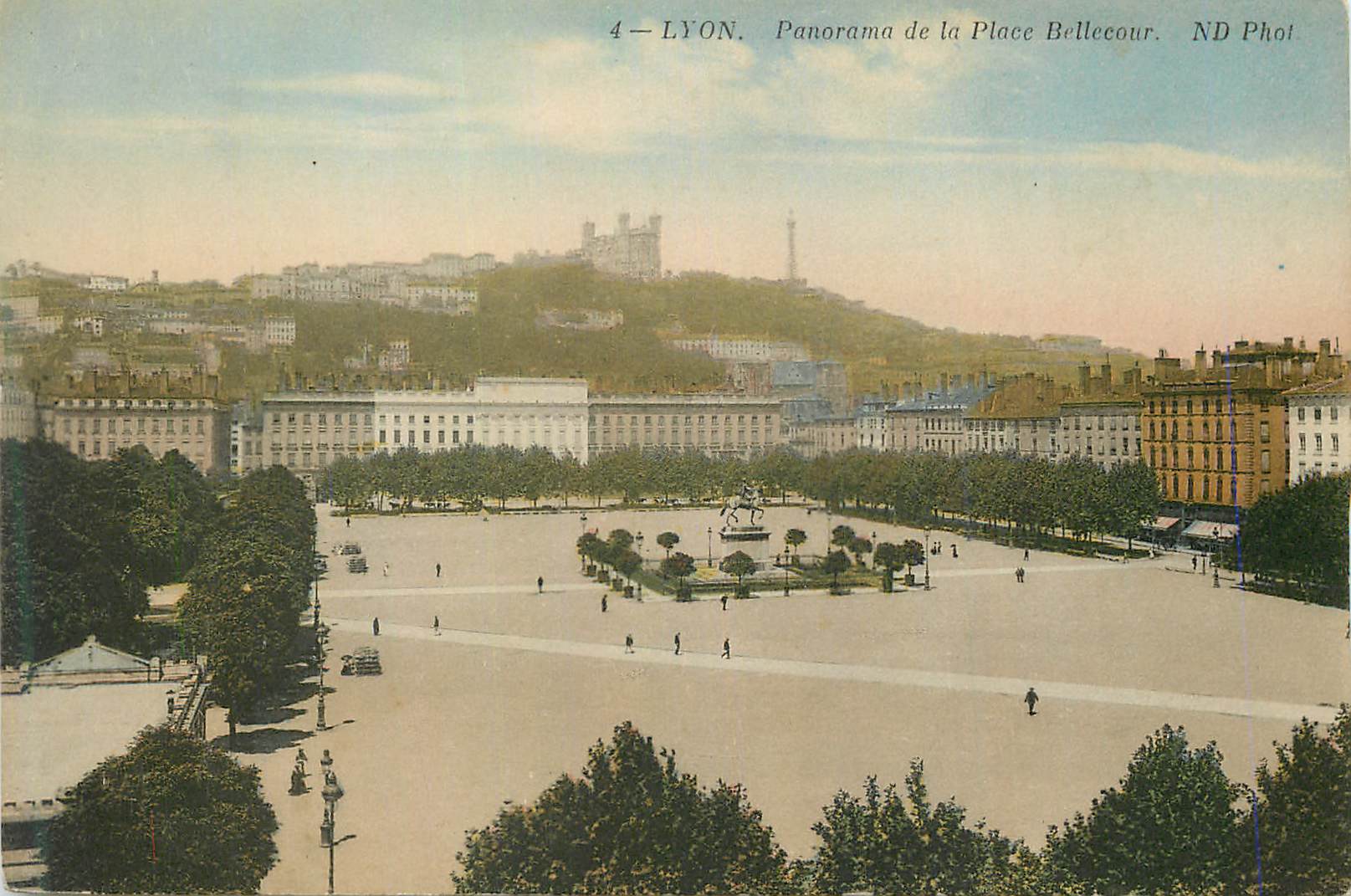 CPA Lyon Panorama de la Place Bellecour