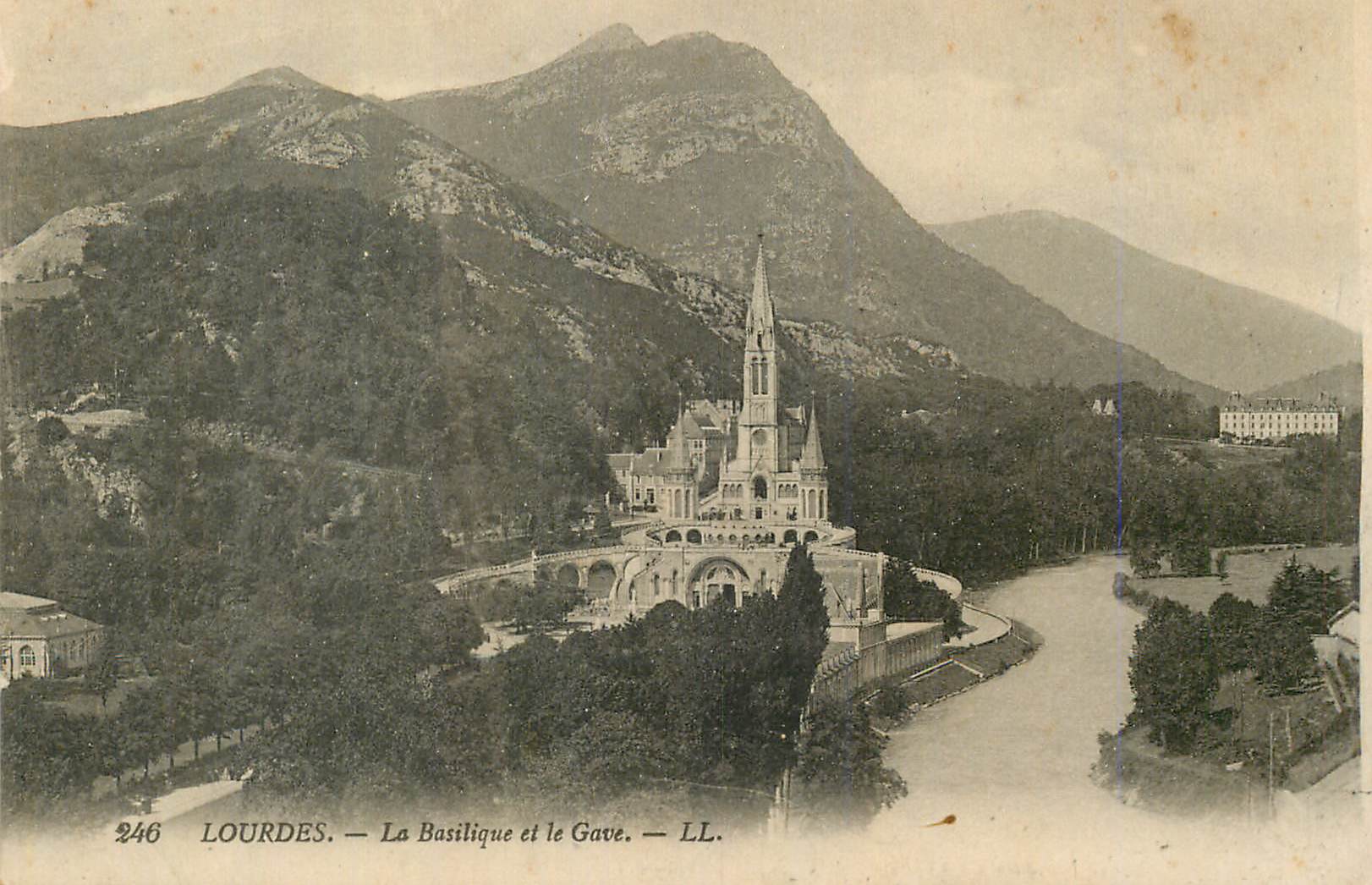 CPA Loudes la basilique et le Gave