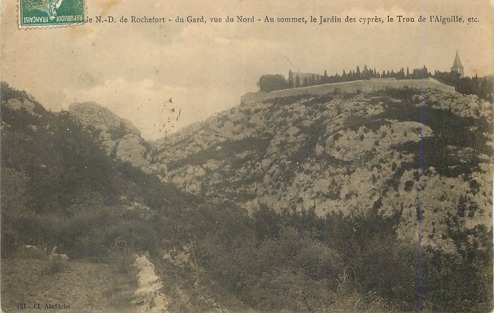 N.-D. de Rochefort - du Gard, vue du Nord - Au sommet, le Jardin des cyprès, le Trou de l'Aiguille, etc. — Cl. Alaüëche, n° 181