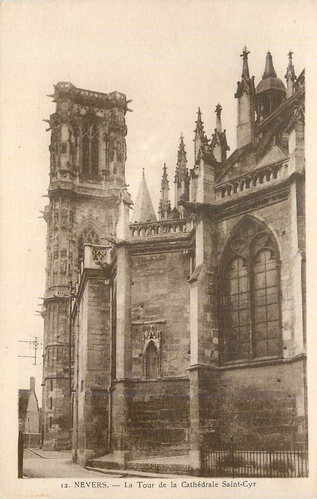 CPA Nevers La Tour de la Cathedrale Saint Cyr