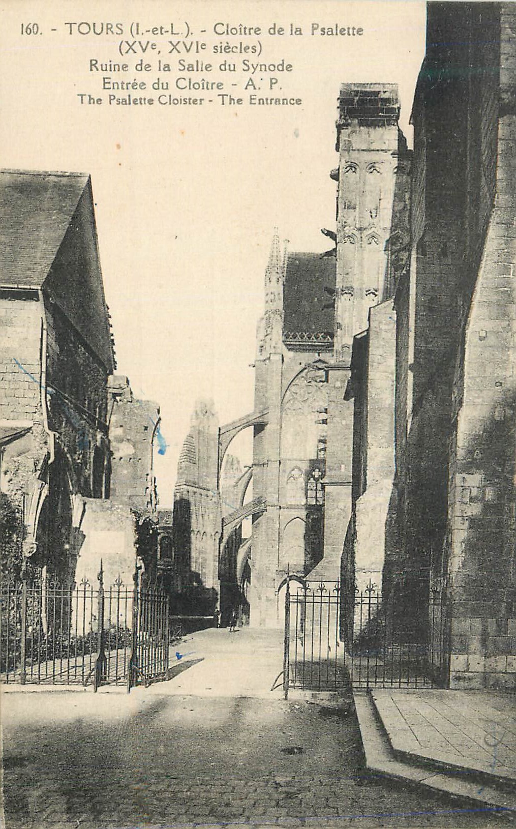 CPA Tours (I et L) Cloitre de la Salette (XVe XVIe siecles) Ruine de la Psalette du Synode Entree du Cloitre