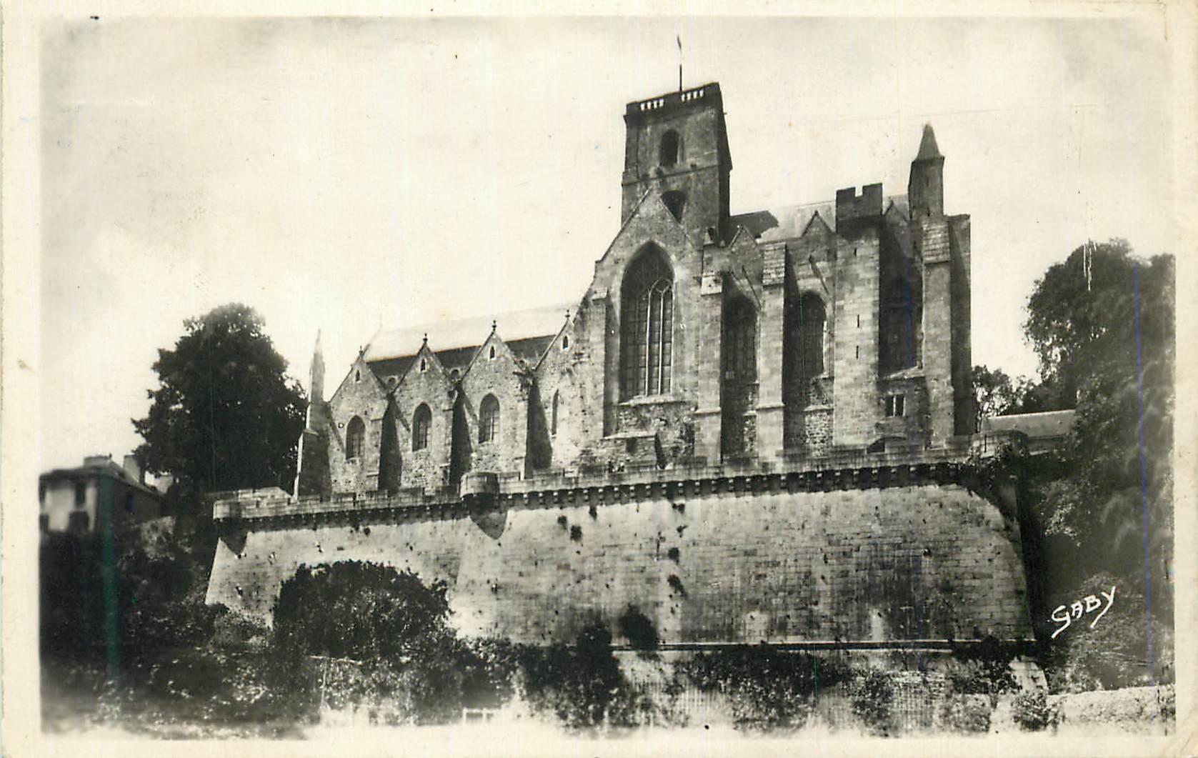 CPM Lamballe (C du N) Eglise (Xe ou XIe s) Monument historique construit sur un rocher a pic