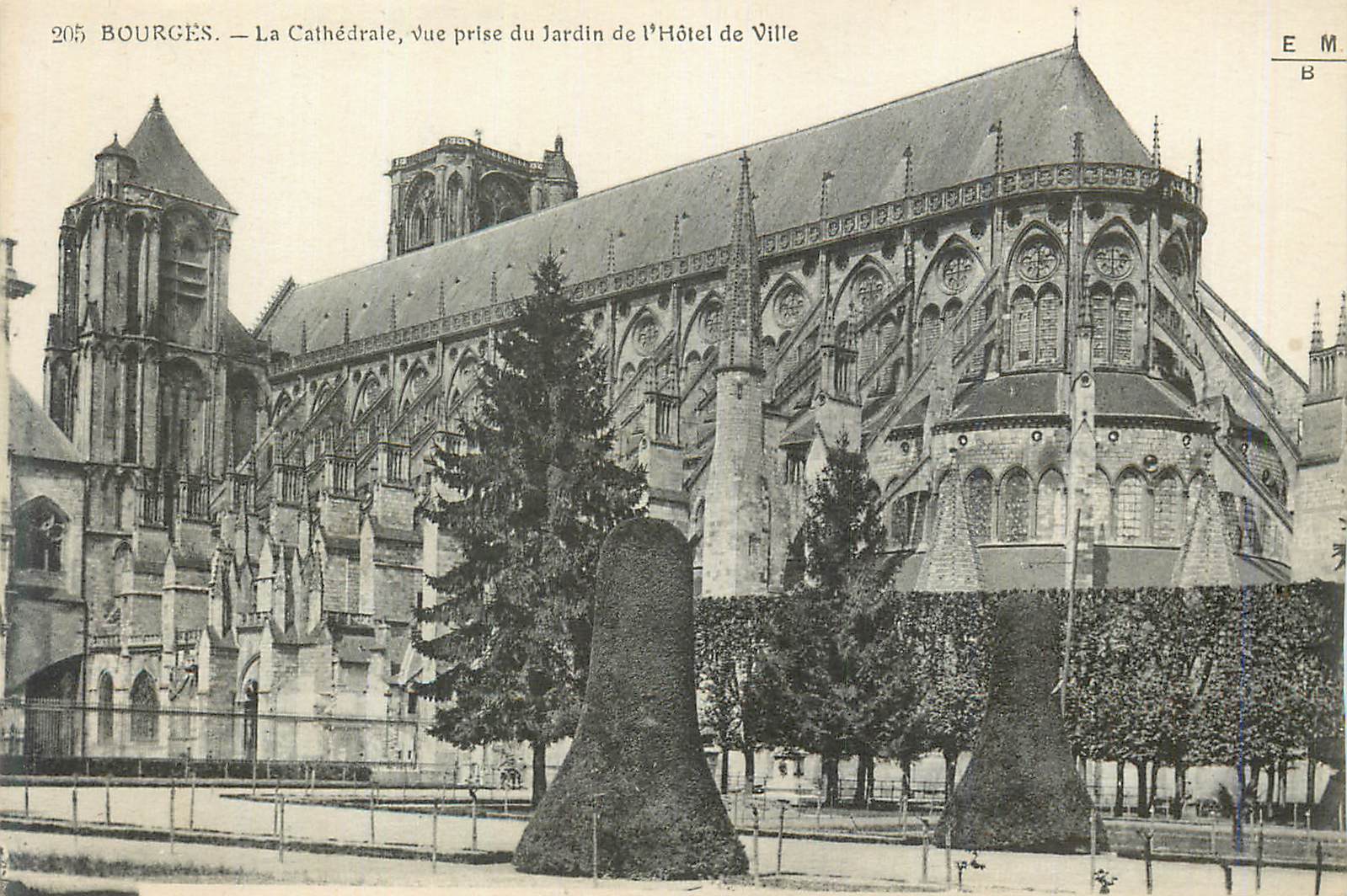Bourges — La Cathédrale, vue prise du Jardin de l'Hôtel de Ville — E.M. n° 205
