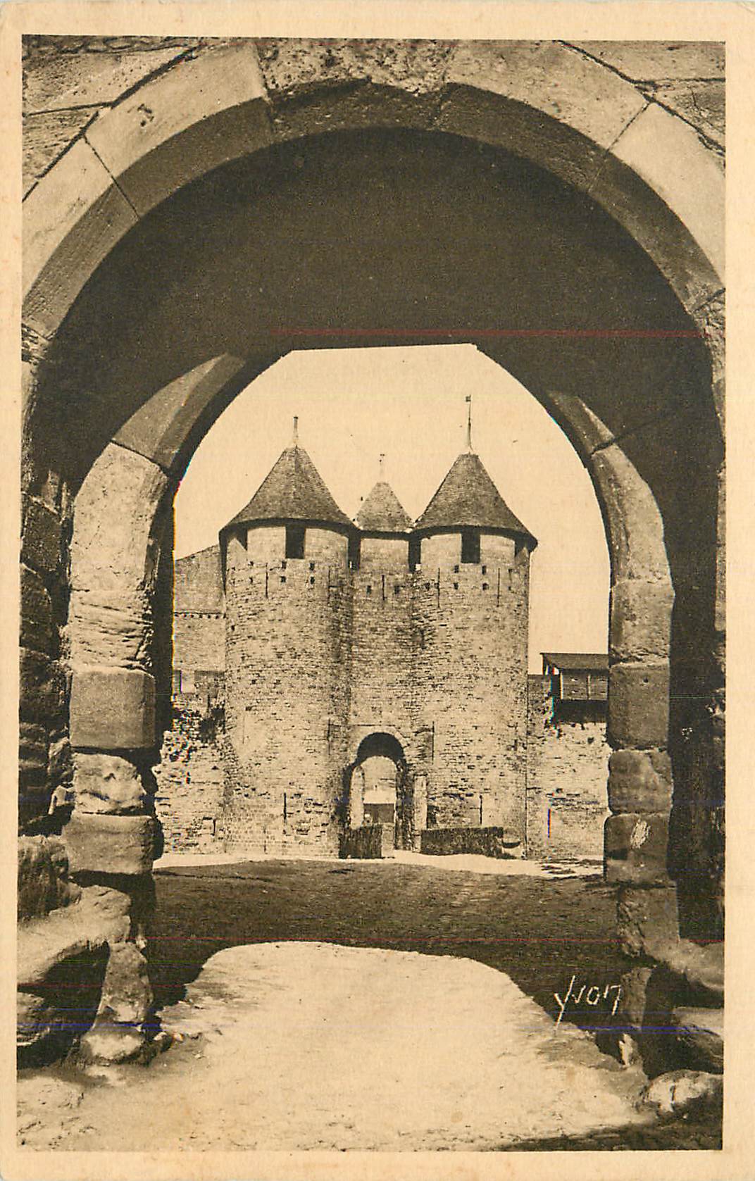 CPA Carcassonne La Cite Entree du Chateau